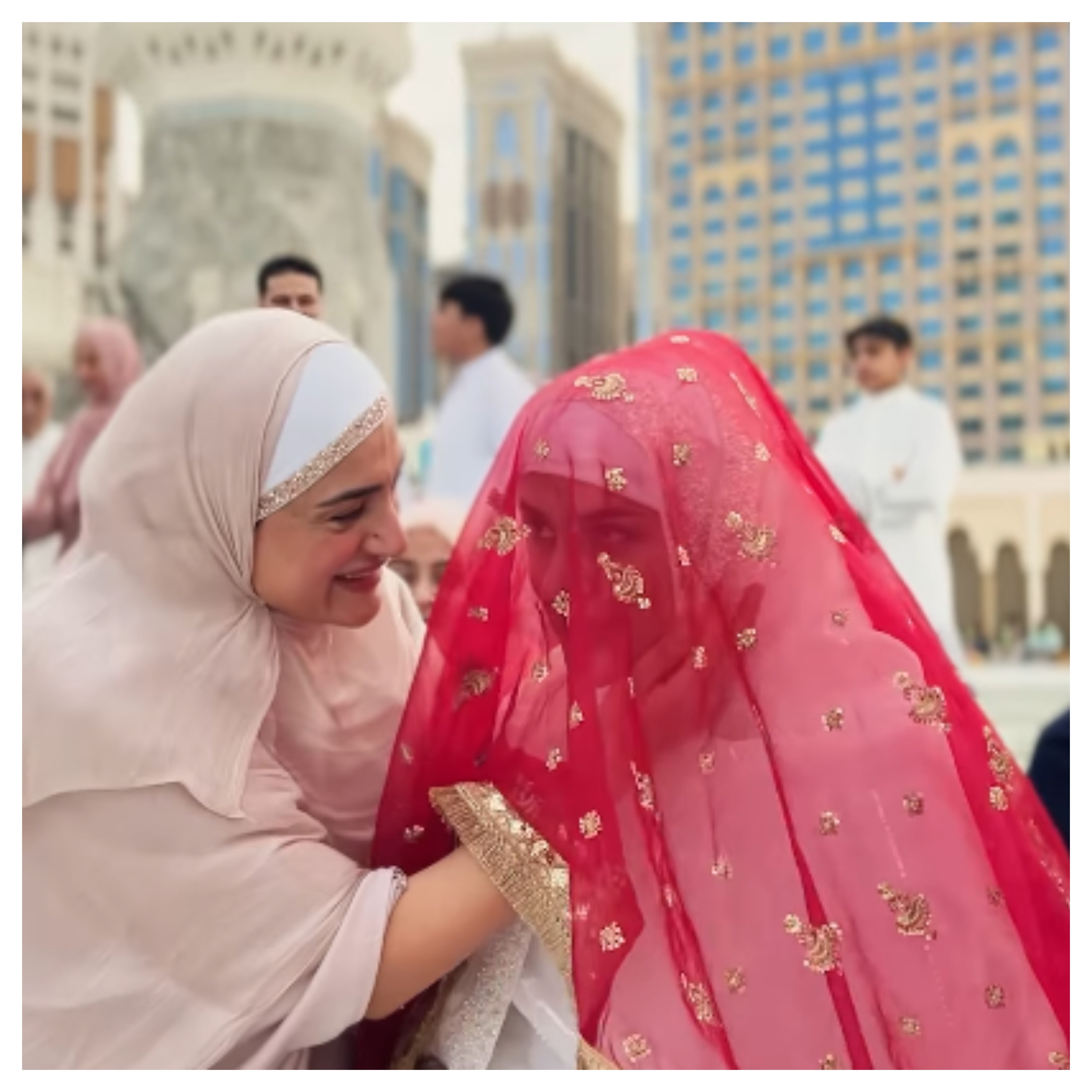 कुब्रा खान लाल चुनरी में