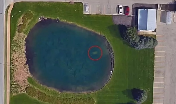 झील के तल पर कार