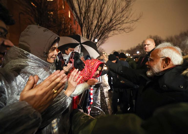 पीएम मोदी के इंतजार में खड़े थे इंडियन