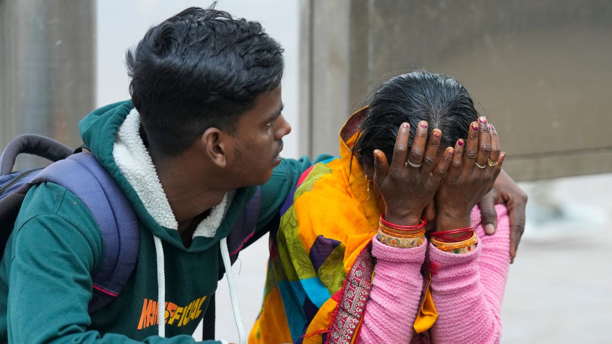 नई दिल्ली रेलवे स्टेशन पर शनिवार रात भीड़ के कारण भगदड़ मच