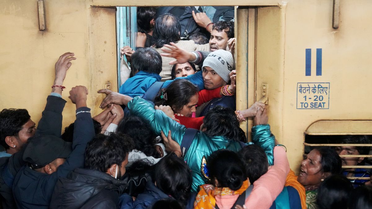 नई दिल्ली रेलवे स्टेशन पर शनिवार रात भीड़ के कारण भगदड़ मच