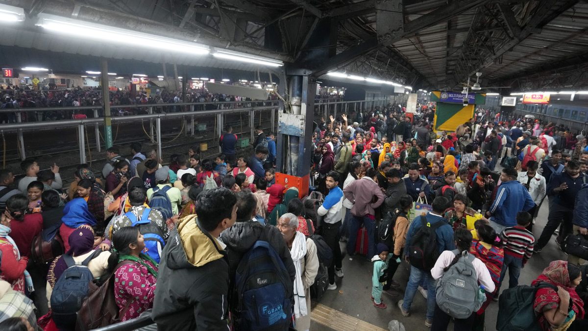 नई दिल्ली रेलवे स्टेशन पर शनिवार रात भीड़ के कारण भगदड़