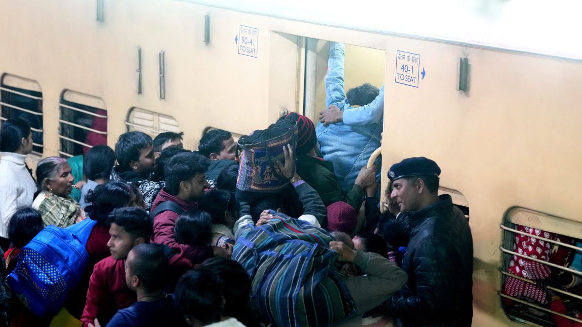 नई दिल्ली स्टेशन पर हादसे के बाद कैसा था हाल 