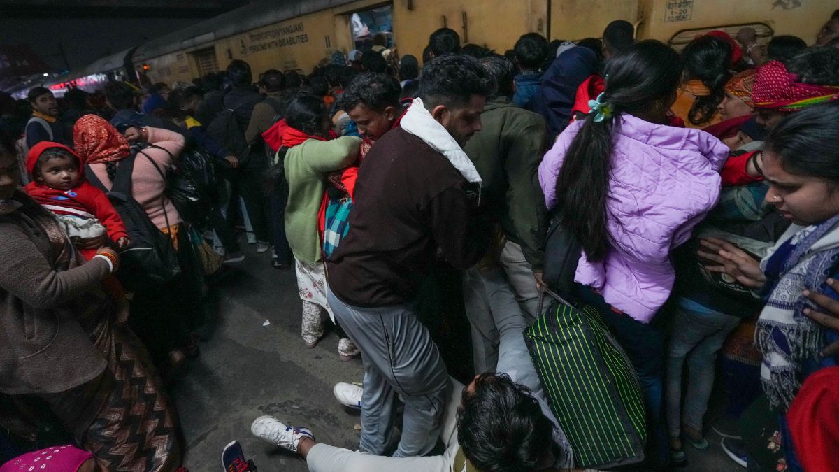 तस्वीरों में देखिए हादसे से पहले स्टेशन कैसा था मंजर