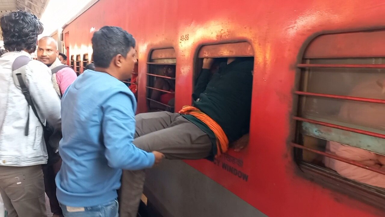 बेकाबू भीड़