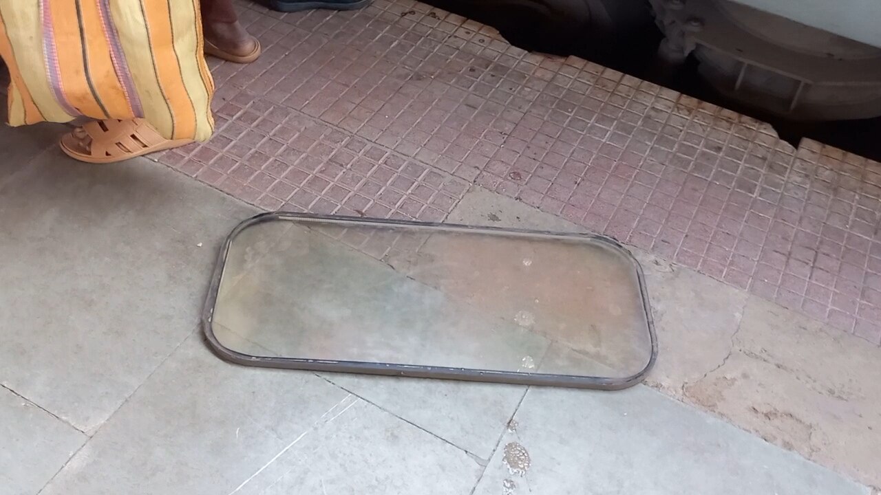 जान जोखिम में डालते यात्री