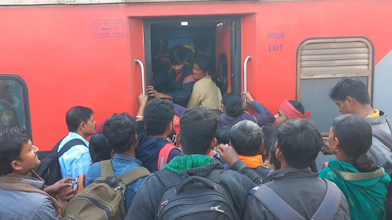 ट्रेनों में भारी भीड़