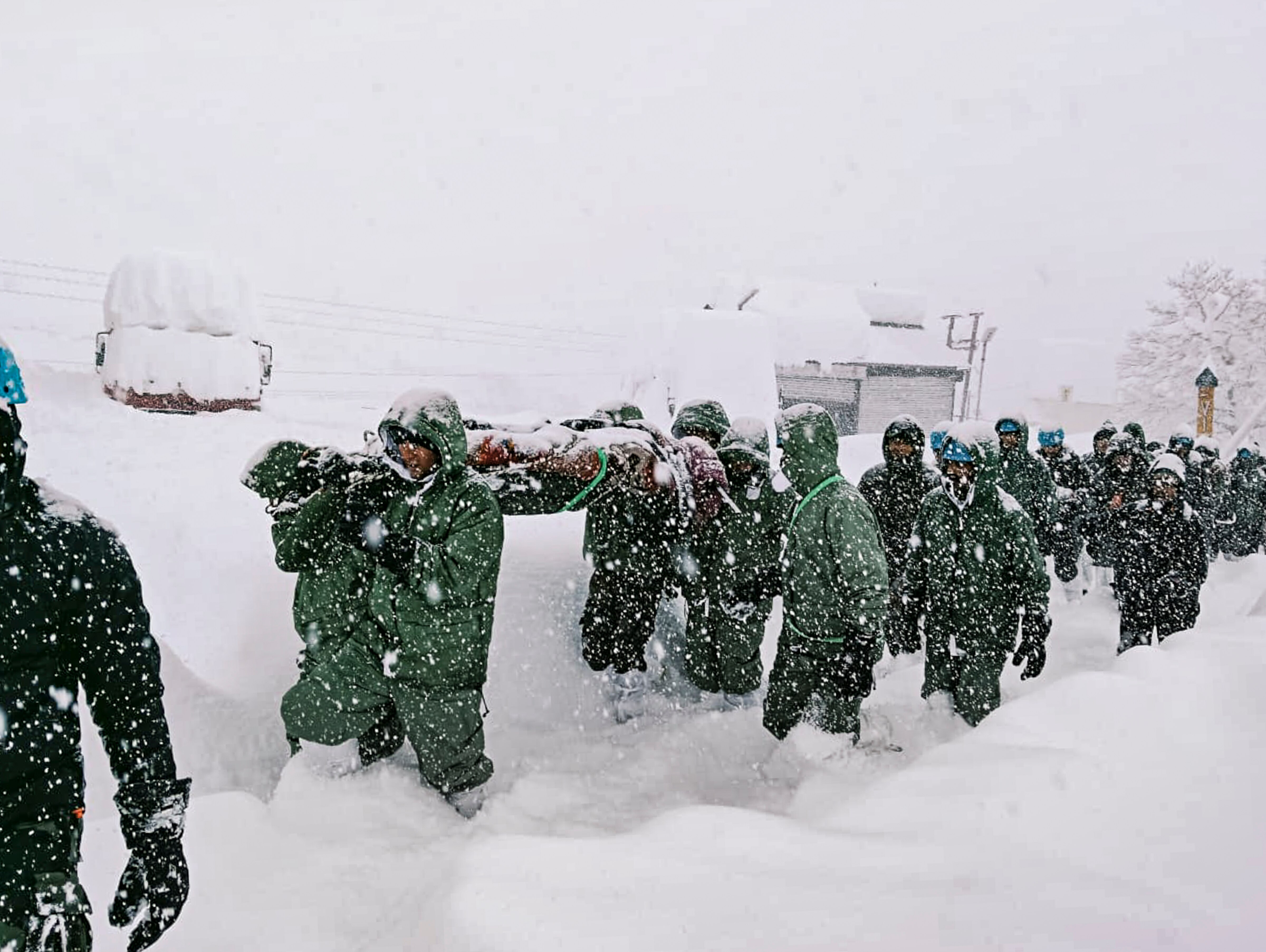 रेस्क्यू में इंडियन आर्मी भी भिड़ी