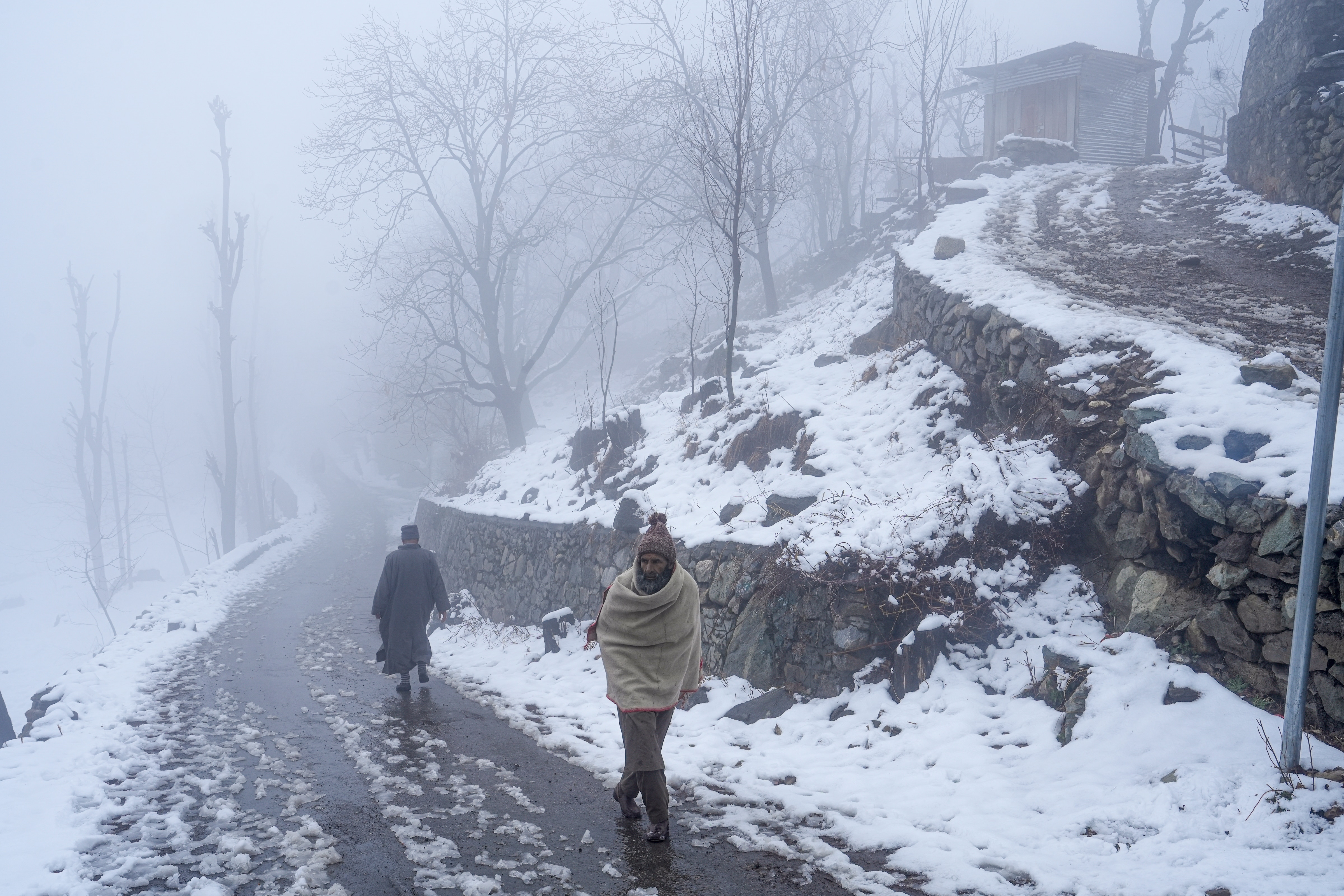 हिमाचल में भी हो रही भारी बर्फबारी