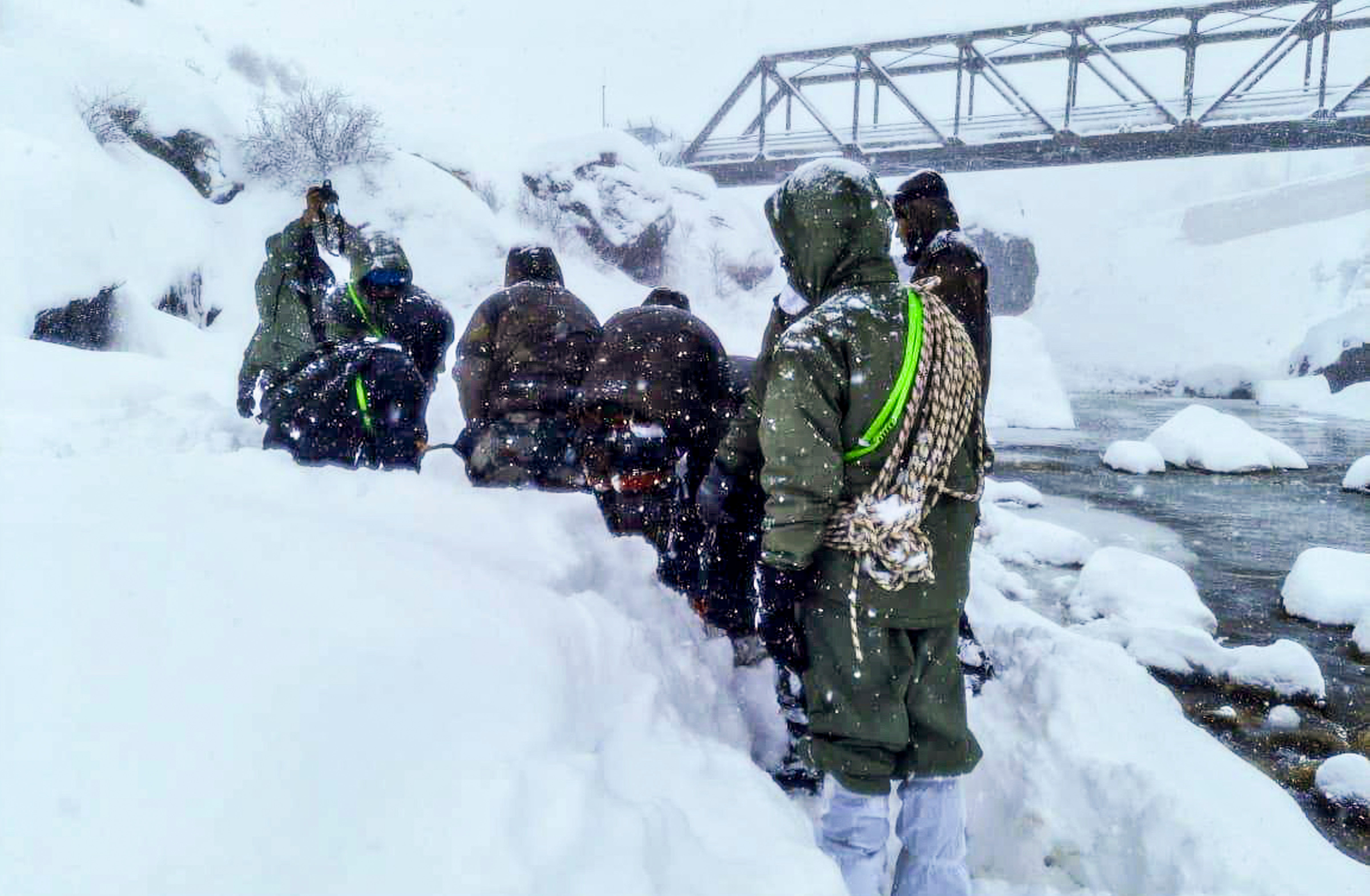 लोगों को किया जा रहा एयरलिफ्ट