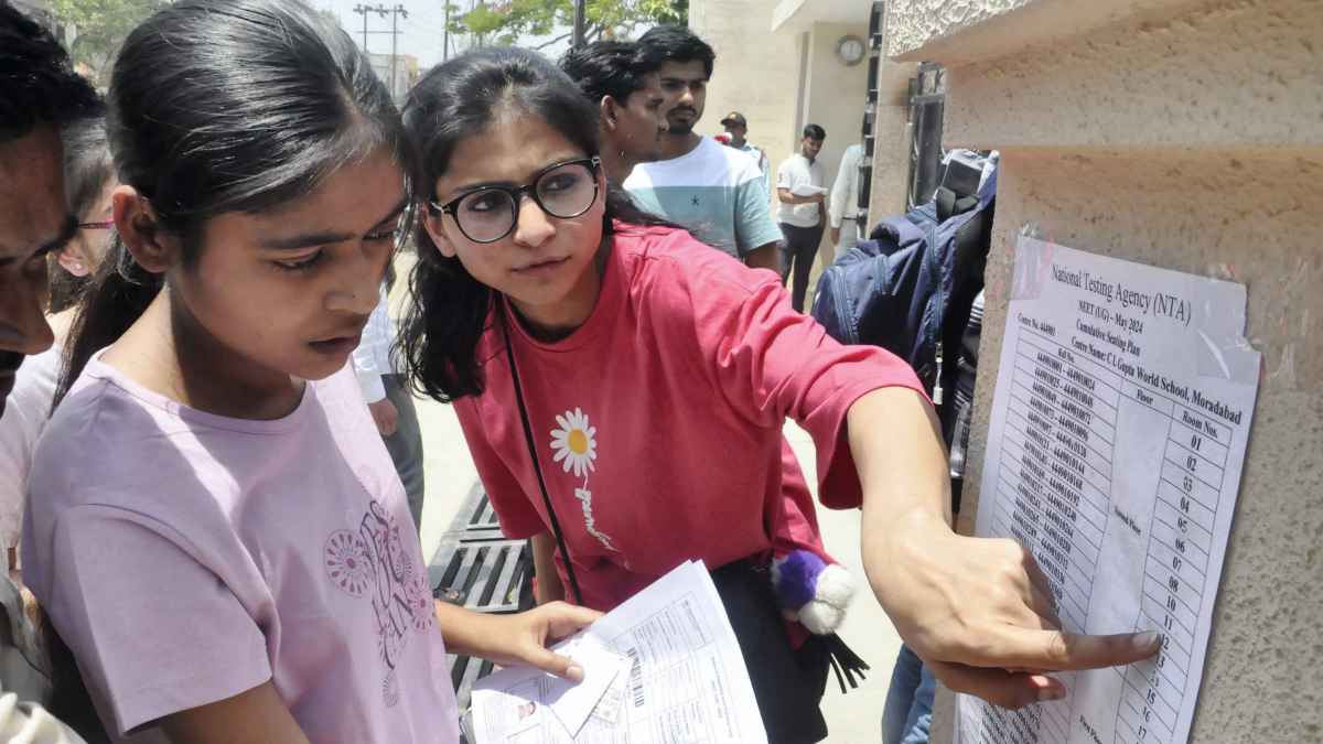 candidates_checking_exam_room d