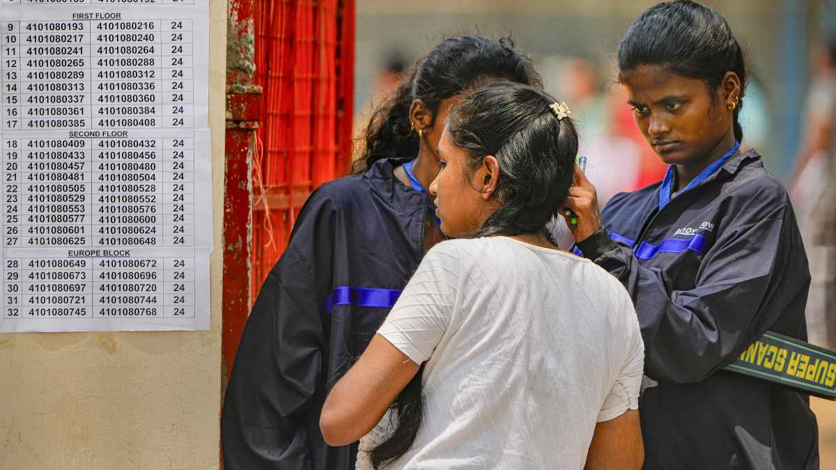 exam_center_girls_checking c