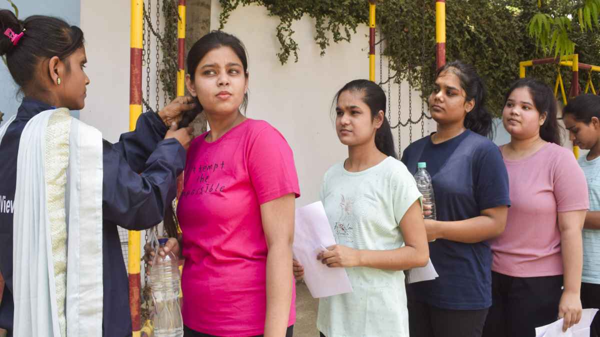 girls_on_exam_center g