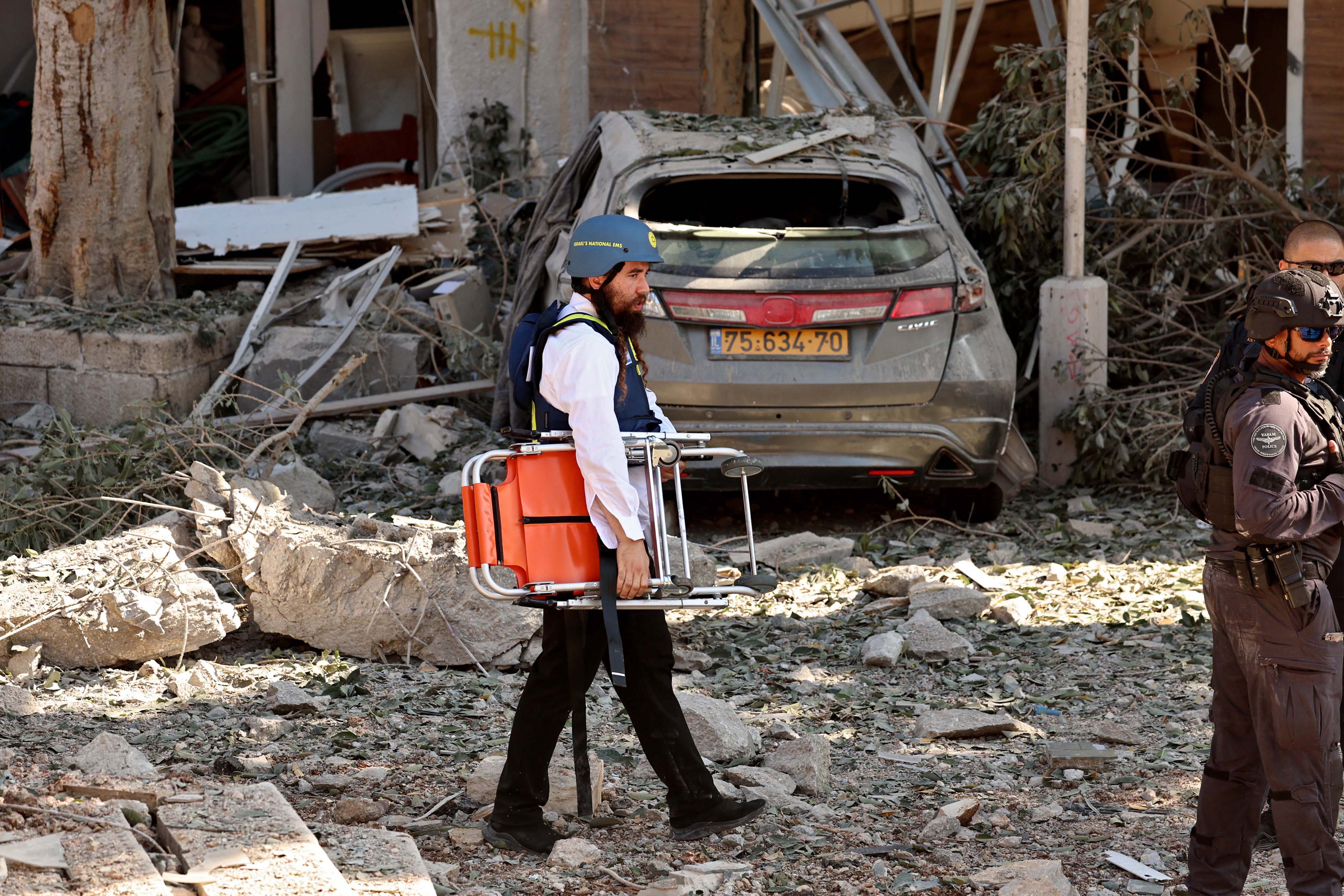 ईरानी मिसाइल हमलों के बाद इजरायल में मची तबाही का मंजर (AFP)