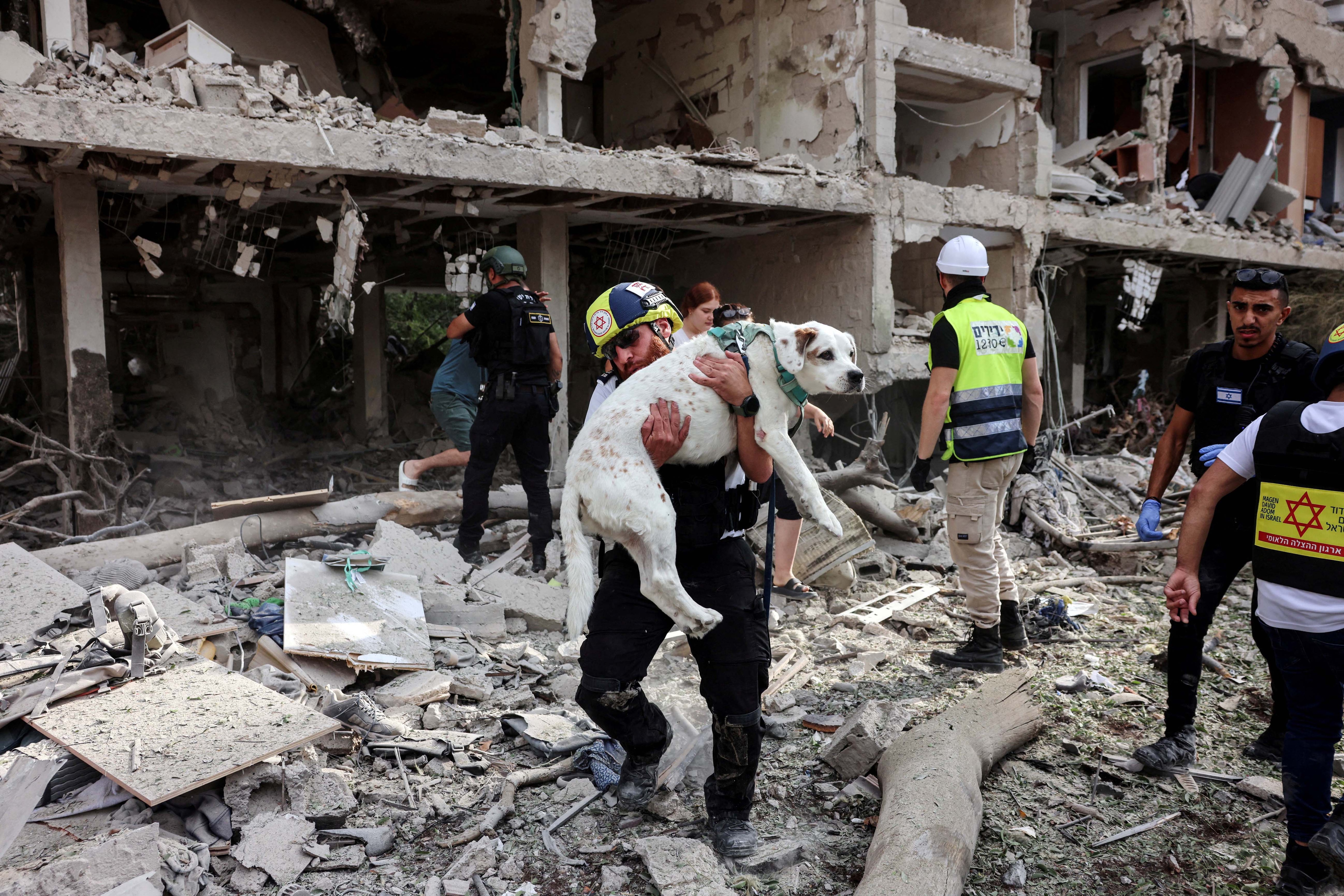 ईरानी मिसाइल हमलों के बाद इजरायल में मची तबाही का मंजर (Reuters)