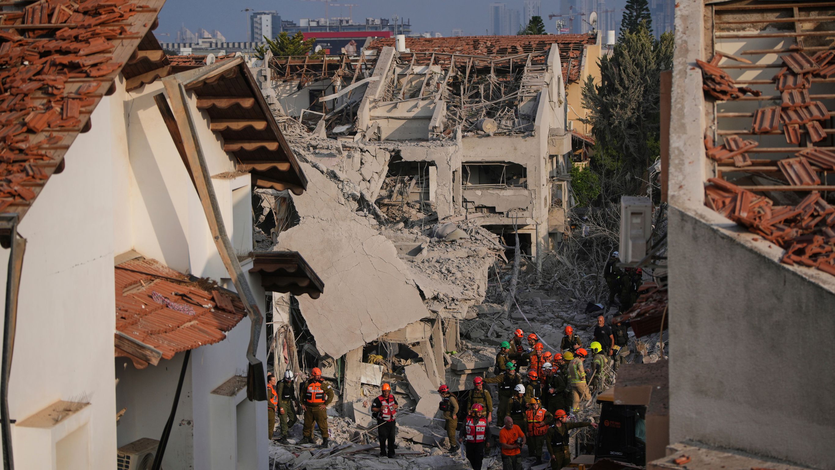 ईरानी मिसाइल हमलों के डर के साए में कैसे जी रहे हैं इज़रायली, तस्वीरों में देखें हालत