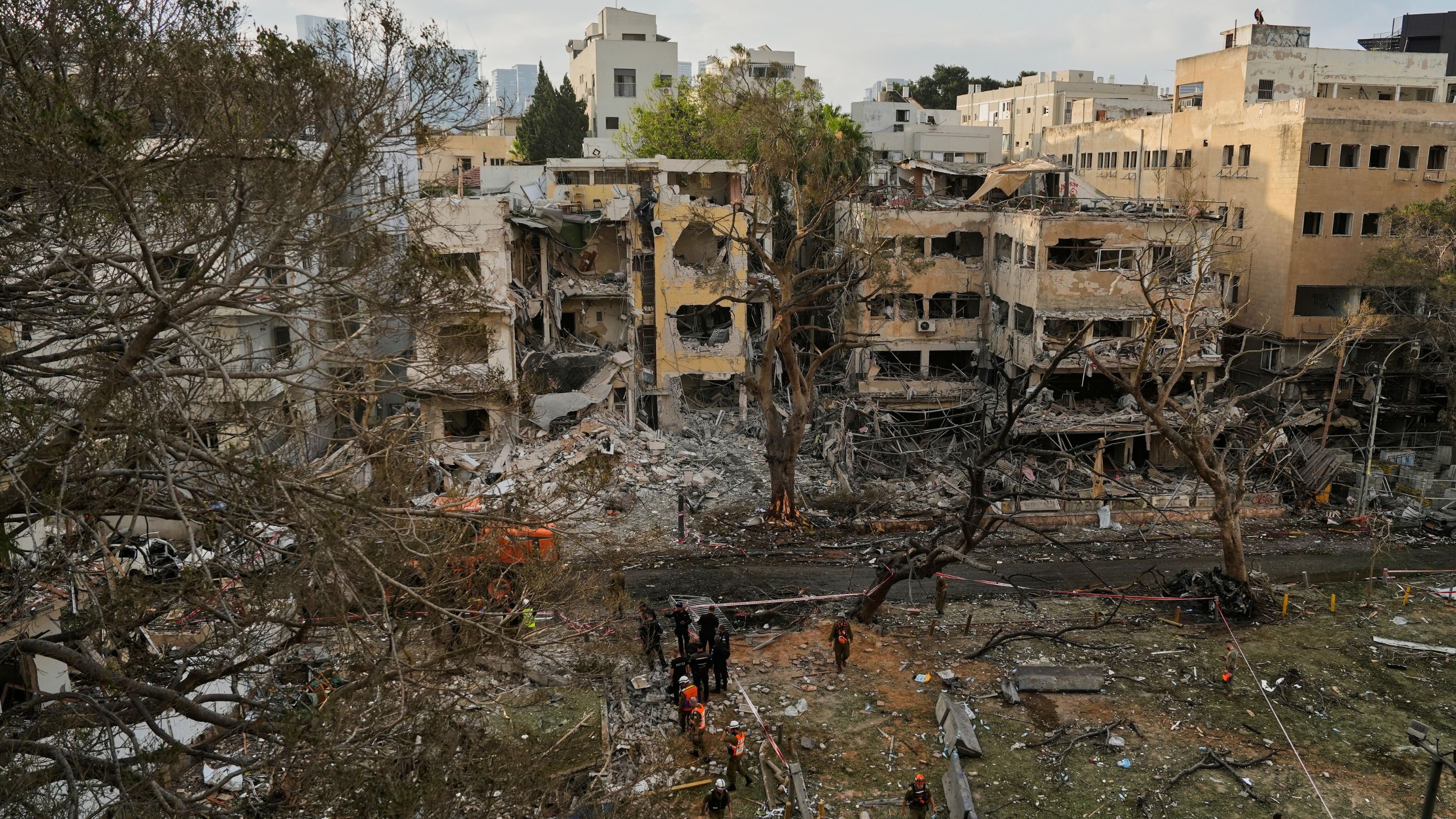 परमाणु प्लांट, एयरपोर्ट, गैस फील्ड, मिलिट्री अड्डे... तस्वीरों में देखें ईरान-इजरायल में हुई तबाही