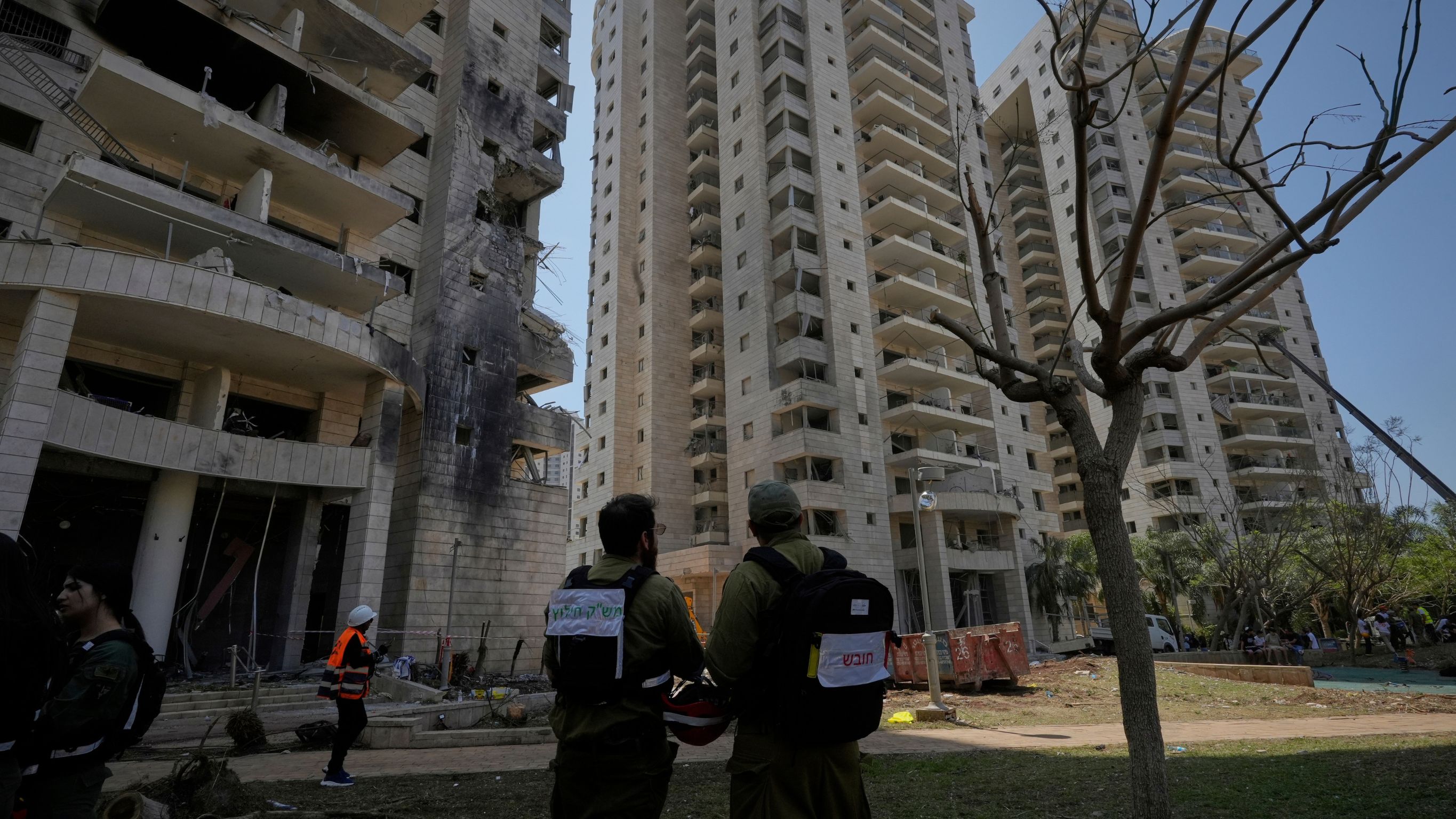 ईरानी मिसाइल हमलों के डर के साए में कैसे जी रहे हैं इज़रायली, तस्वीरों में देखें हालत