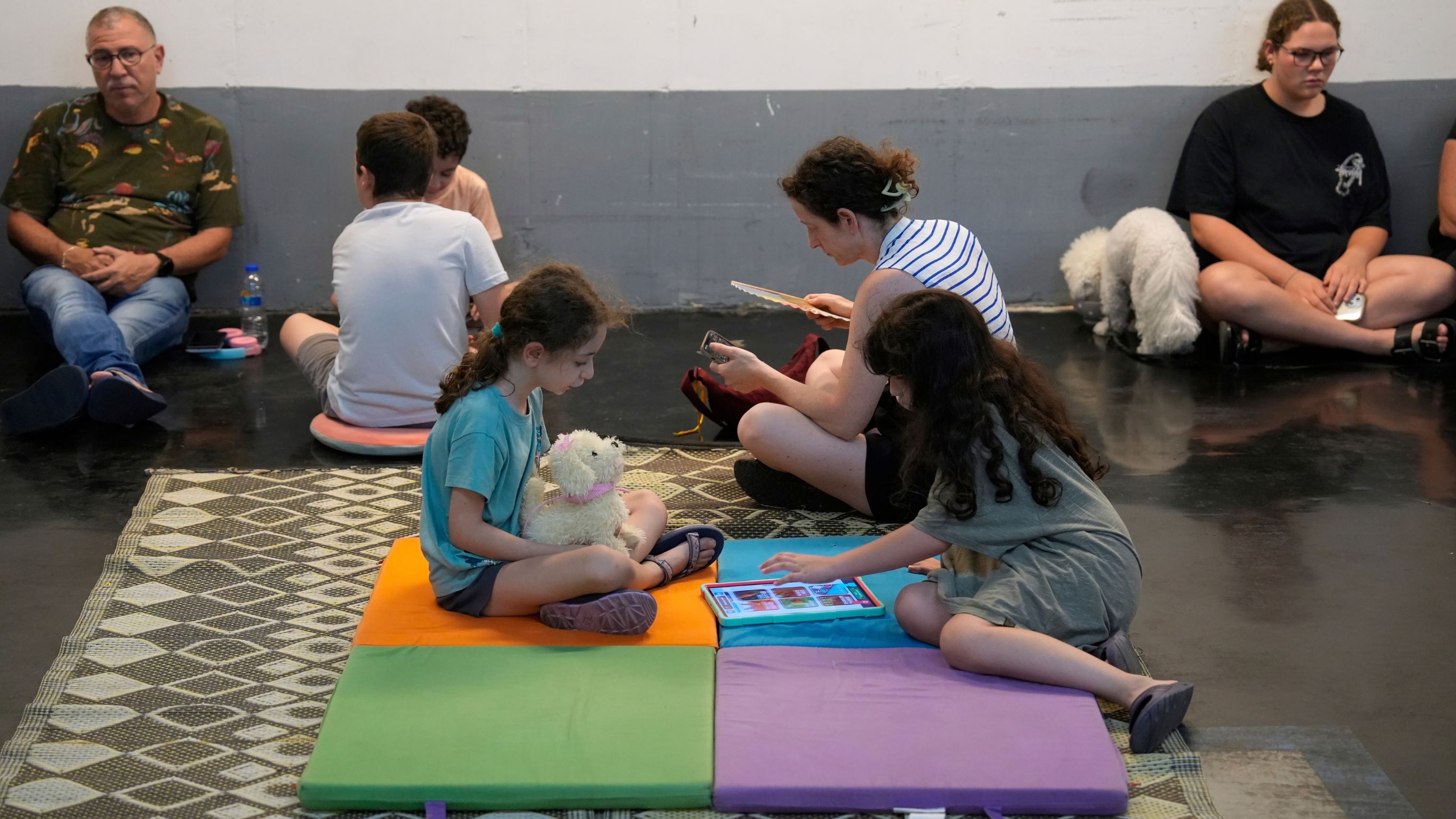 ईरानी मिसाइल हमलों के डर के साए में कैसे जी रहे हैं इज़रायली, तस्वीरों में देखें हालत