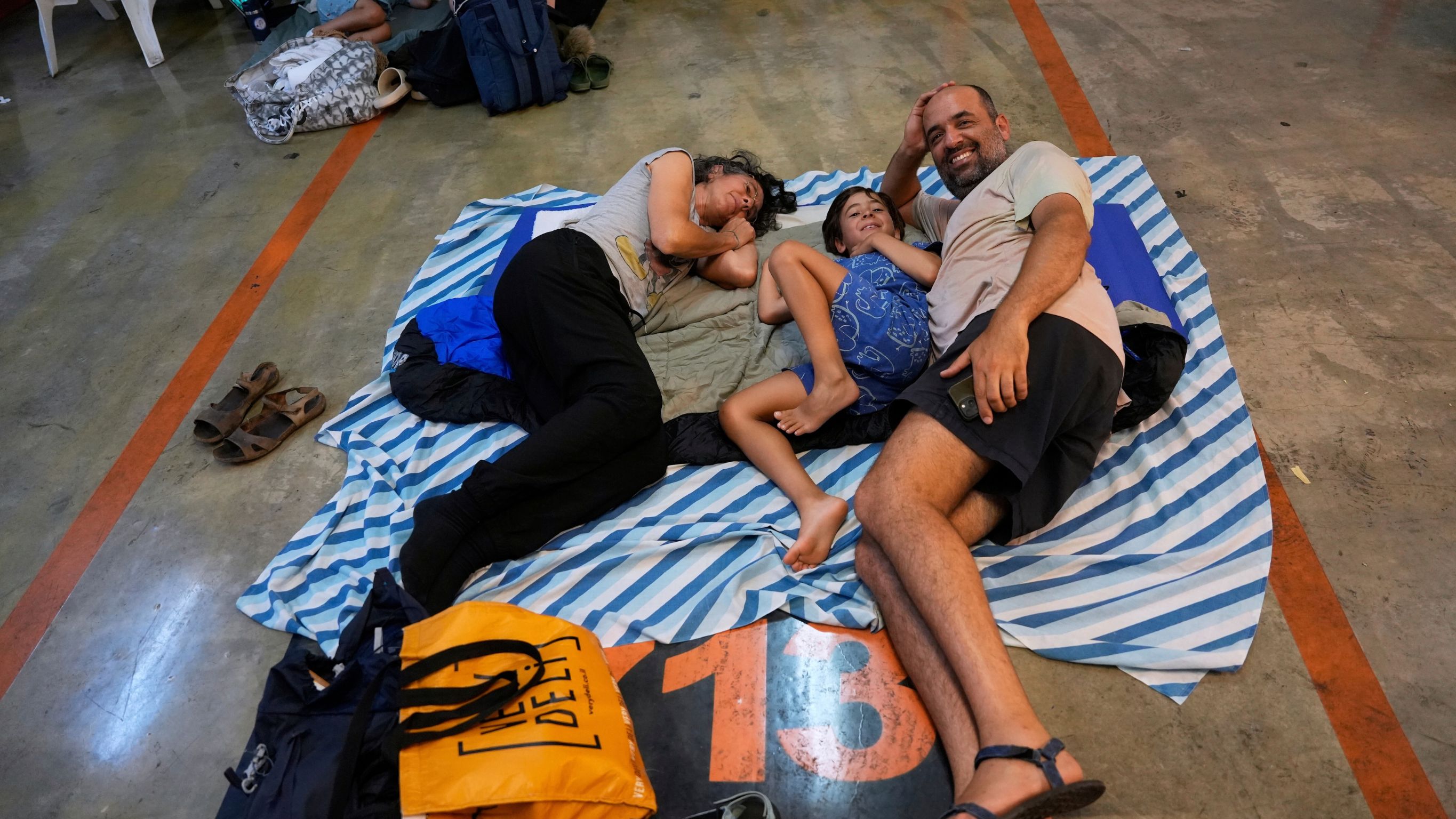 ईरानी मिसाइल हमलों के डर के साए में कैसे जी रहे हैं इज़रायली, तस्वीरों में देखें हालत