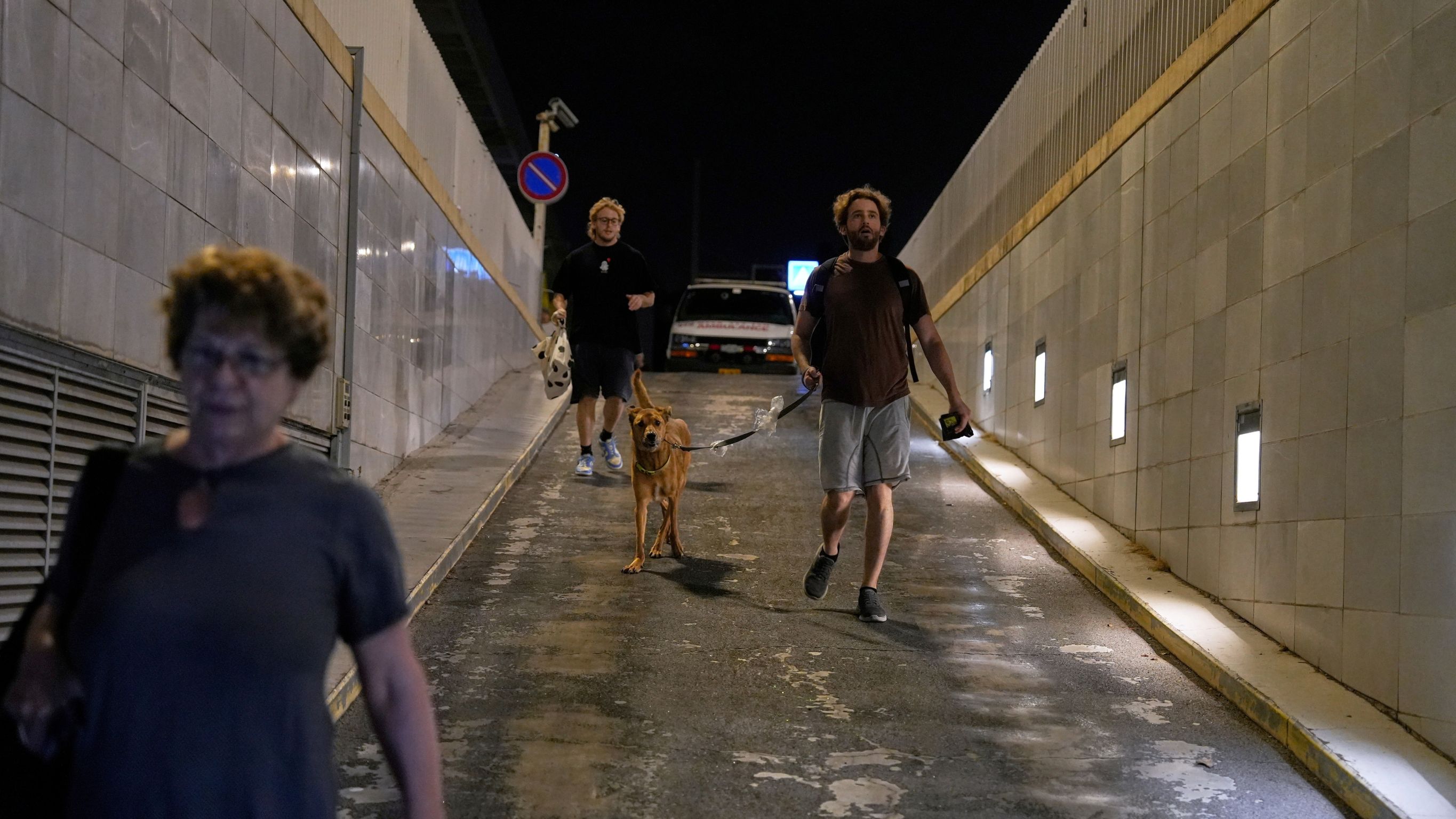 ईरानी मिसाइल हमलों के डर के साए में कैसे जी रहे हैं इज़रायली, तस्वीरों में देखें हालत