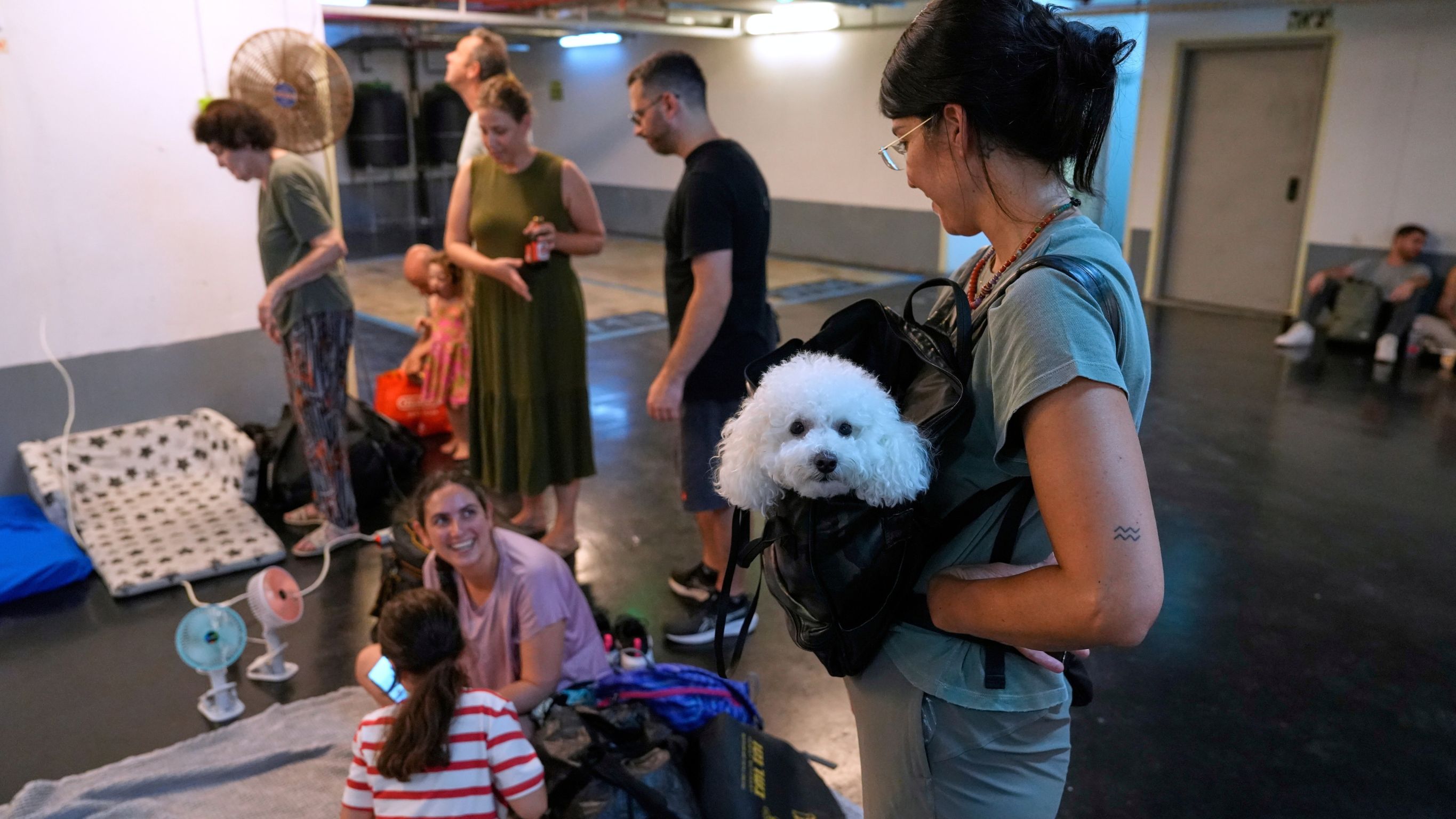 ईरानी मिसाइल हमलों के डर के साए में कैसे जी रहे हैं इज़रायली, तस्वीरों में देखें हालत