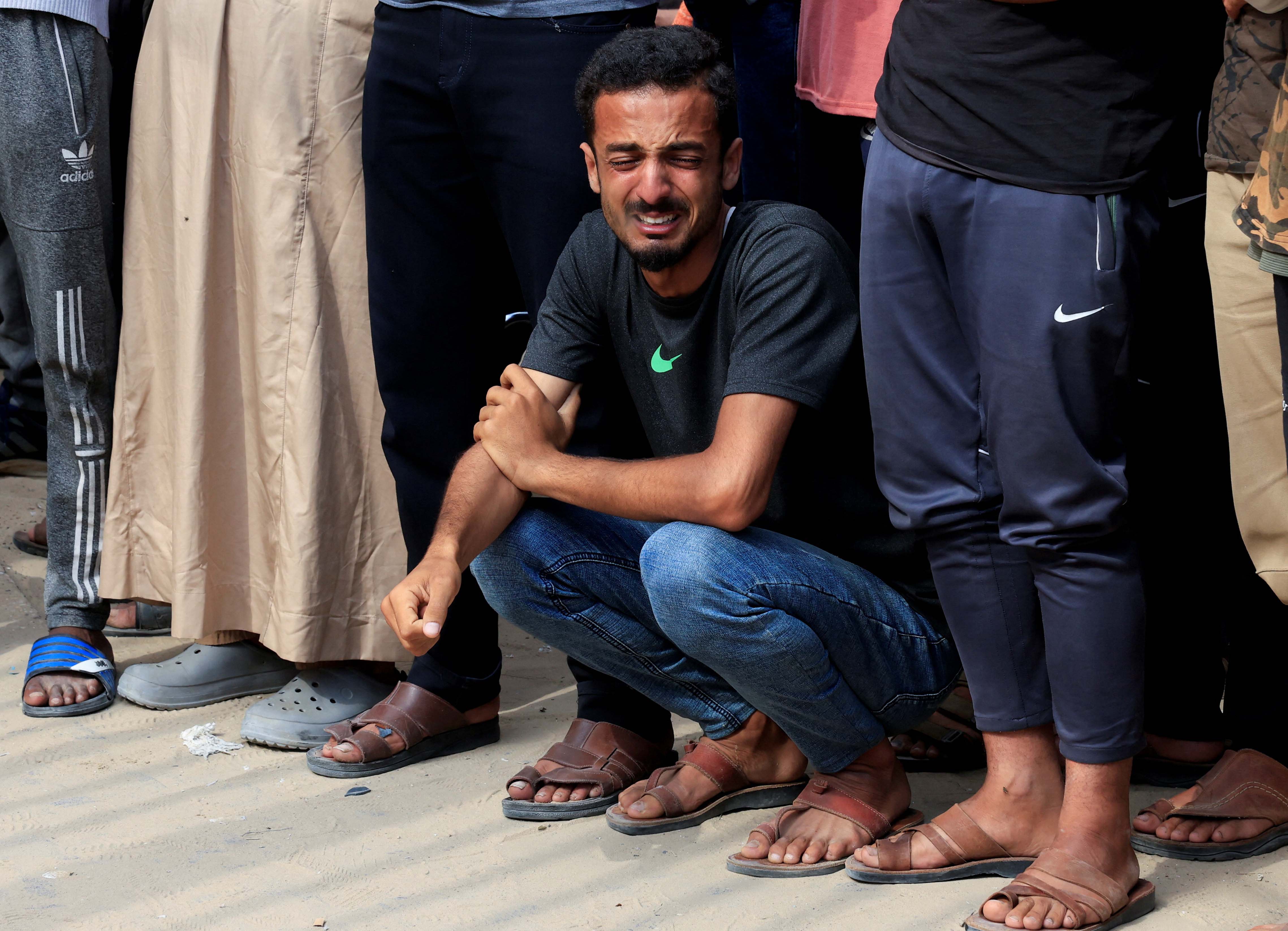 गाजा में खाने के लिए अपनी जान जोखिम में डालते फिलिस्तीनी 