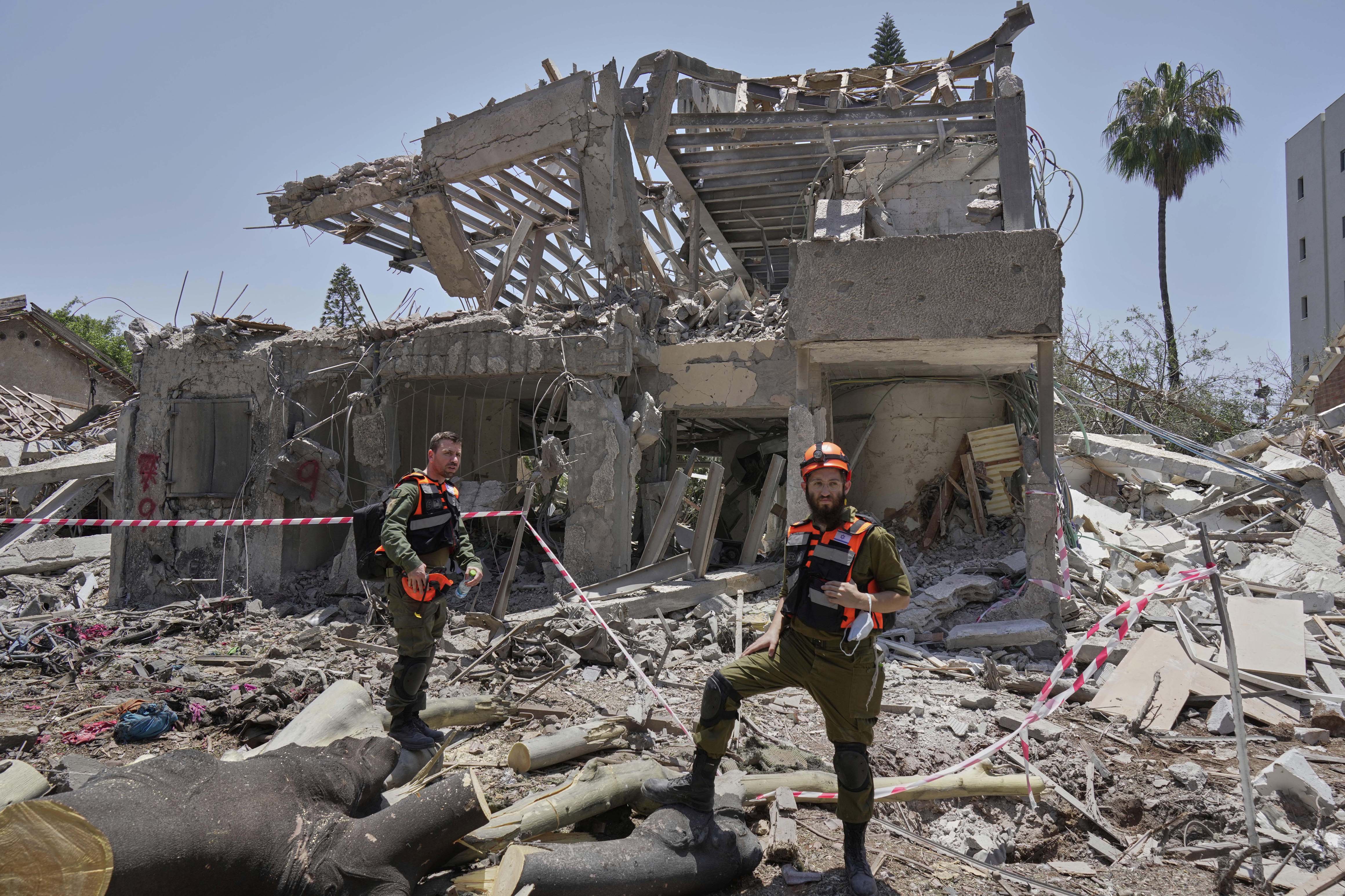 ईरानी मिसाइल हमलों के बाद इजरायल में मची तबाही का मंजर (AP)