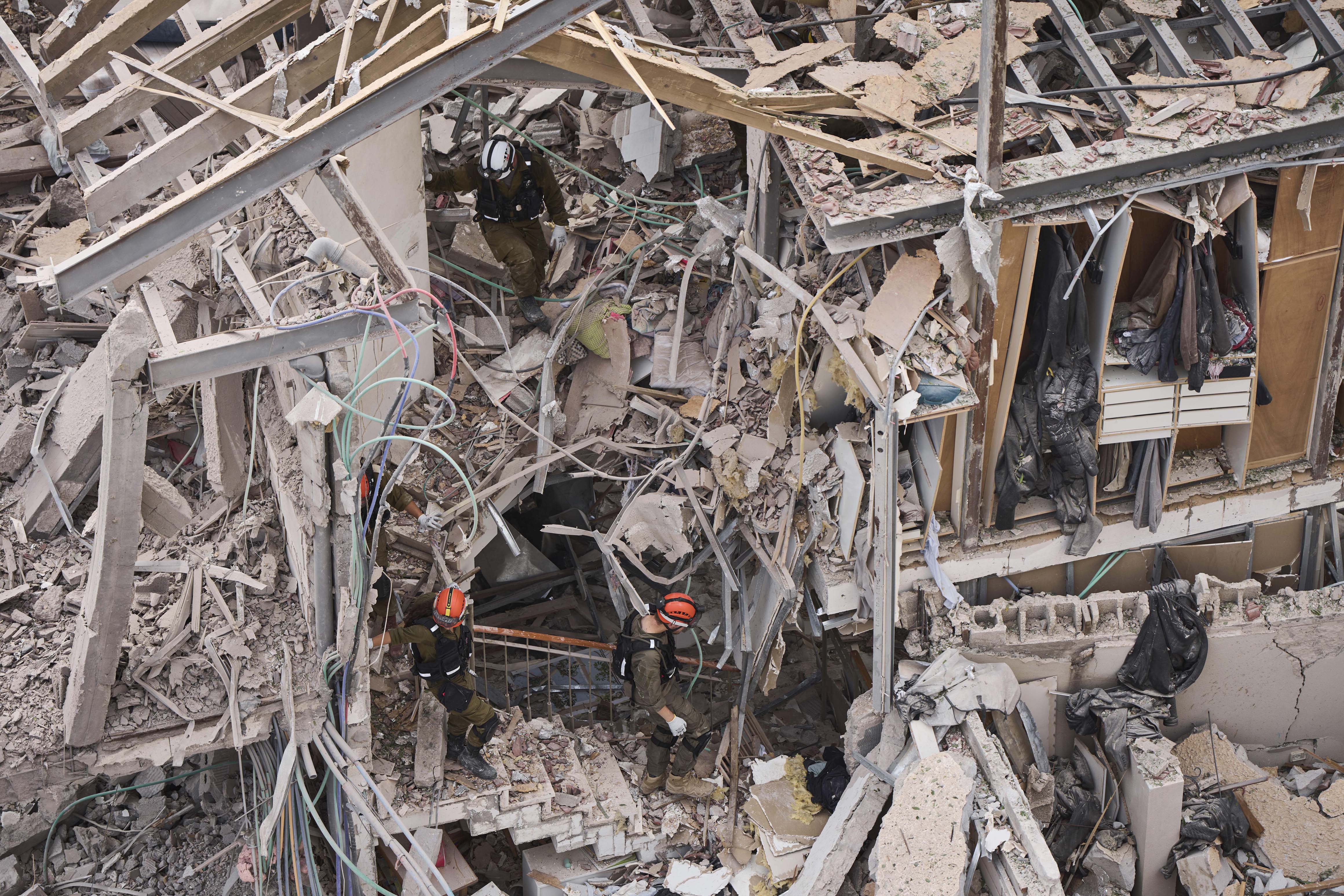 ईरानी मिसाइल हमलों के बाद इजरायल में मची तबाही का मंजर (AP)