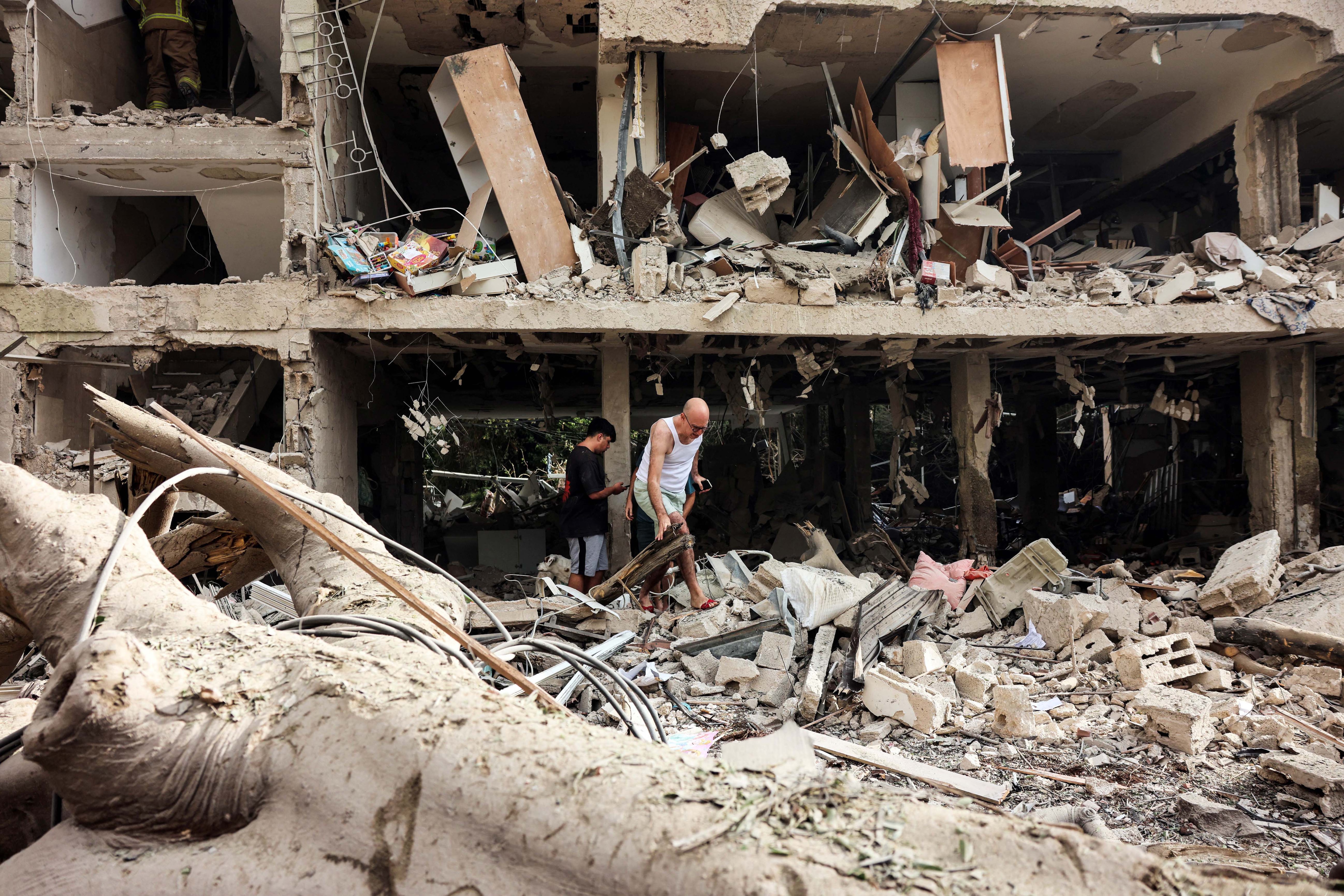 ईरानी मिसाइल हमलों के बाद इजरायल में मची तबाही का मंजर (Reuters)