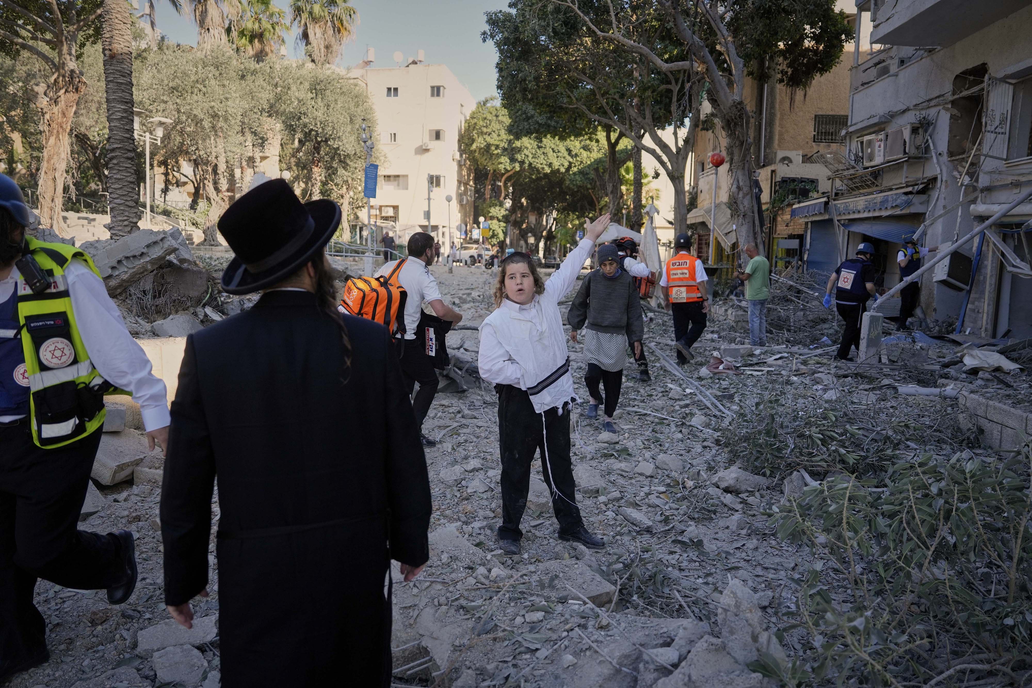 ईरानी मिसाइल हमलों के बाद इजरायल में मची तबाही का मंजर (AP)