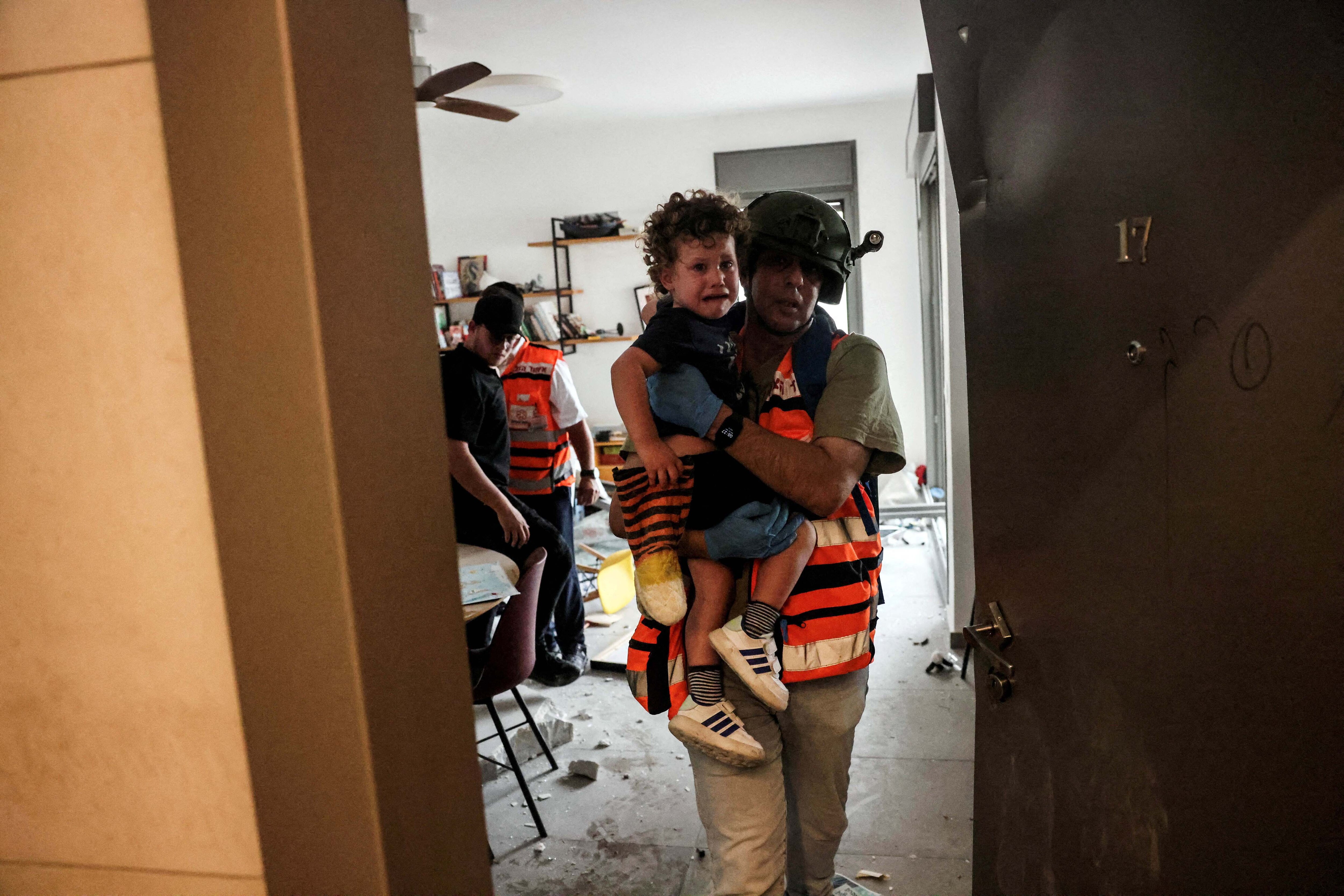 ईरानी मिसाइल हमलों के बाद इजरायल में मची तबाही का मंजर (Reuters)