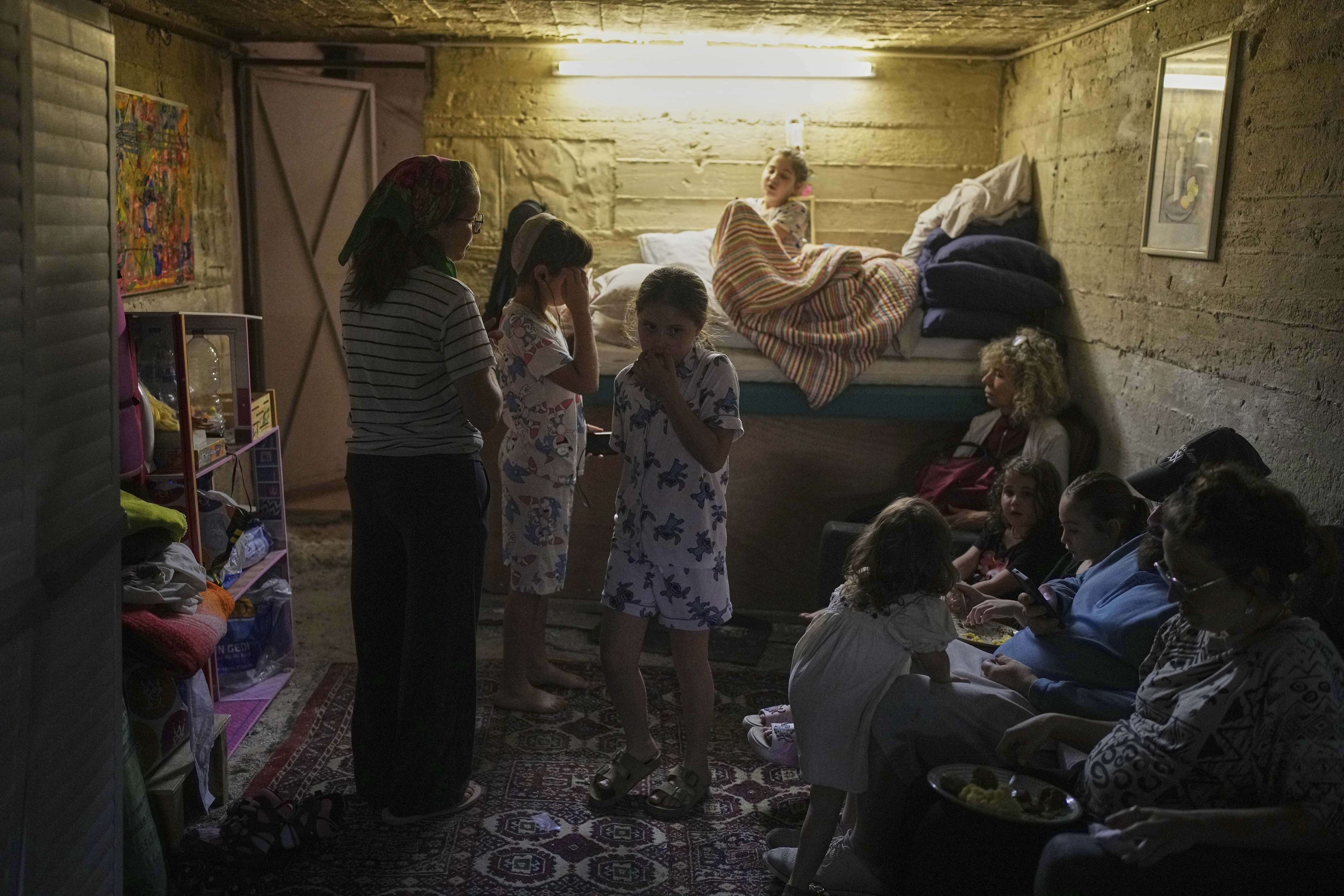 इज़रायल में आम जीवन के लिए जूझते नागरिक