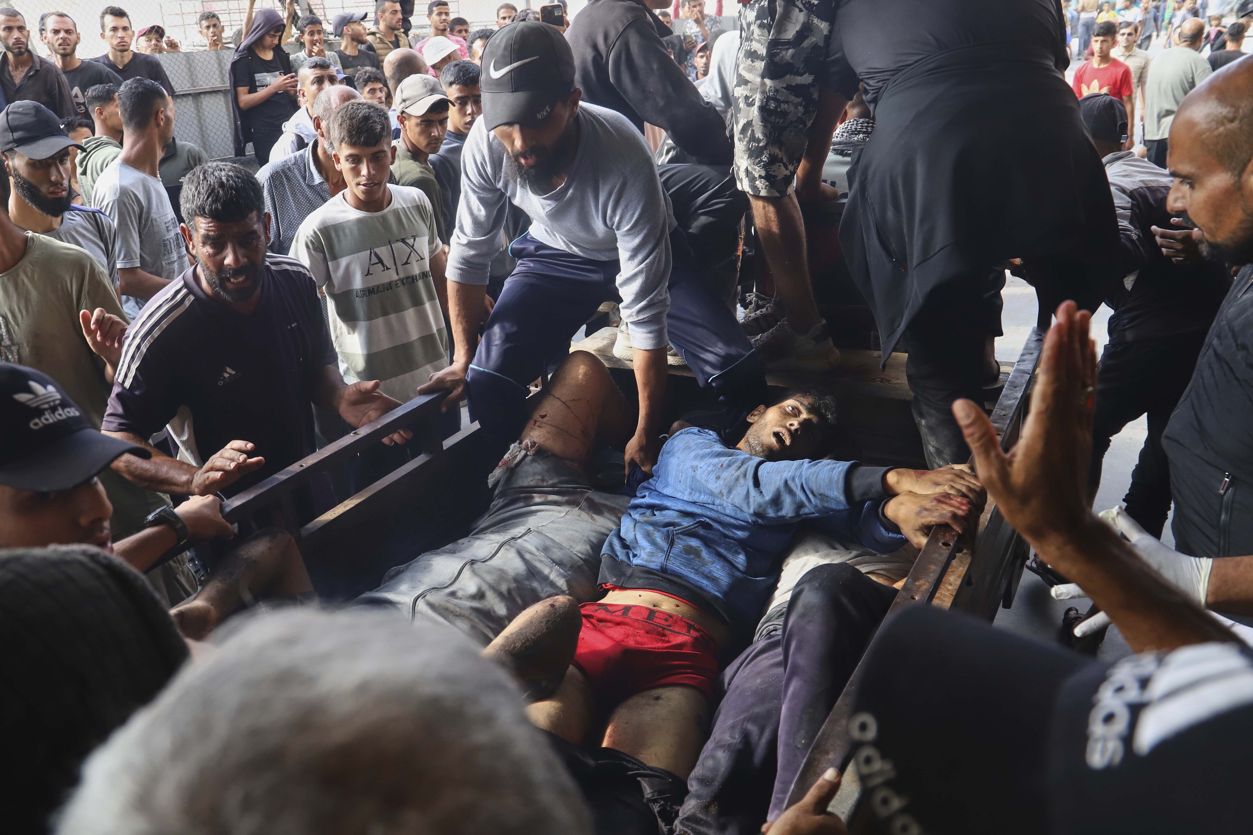 गाजा में खाने के लिए अपनी जान जोखिम में डालते फिलिस्तीनी 