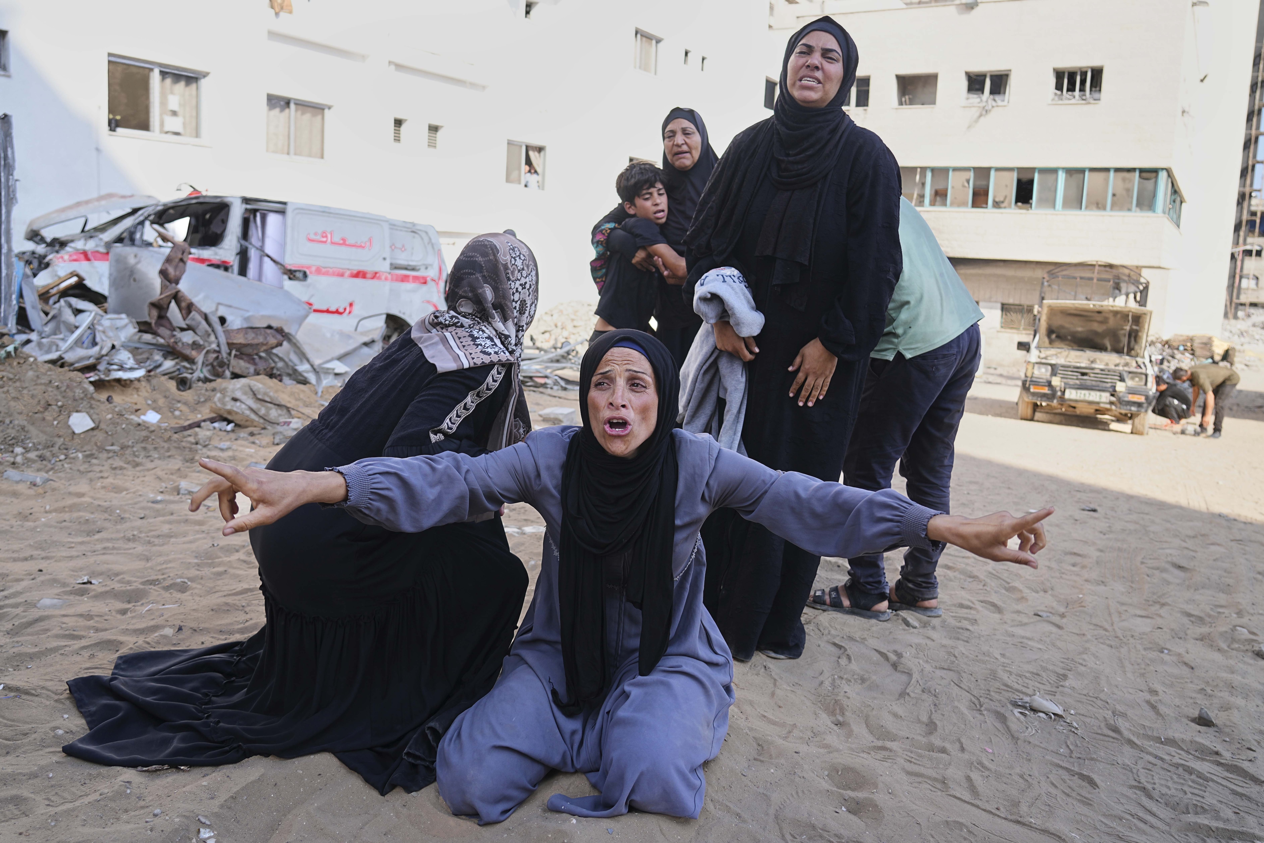 गाजा में खाने के लिए अपनी जान जोखिम में डालते फिलिस्तीनी 