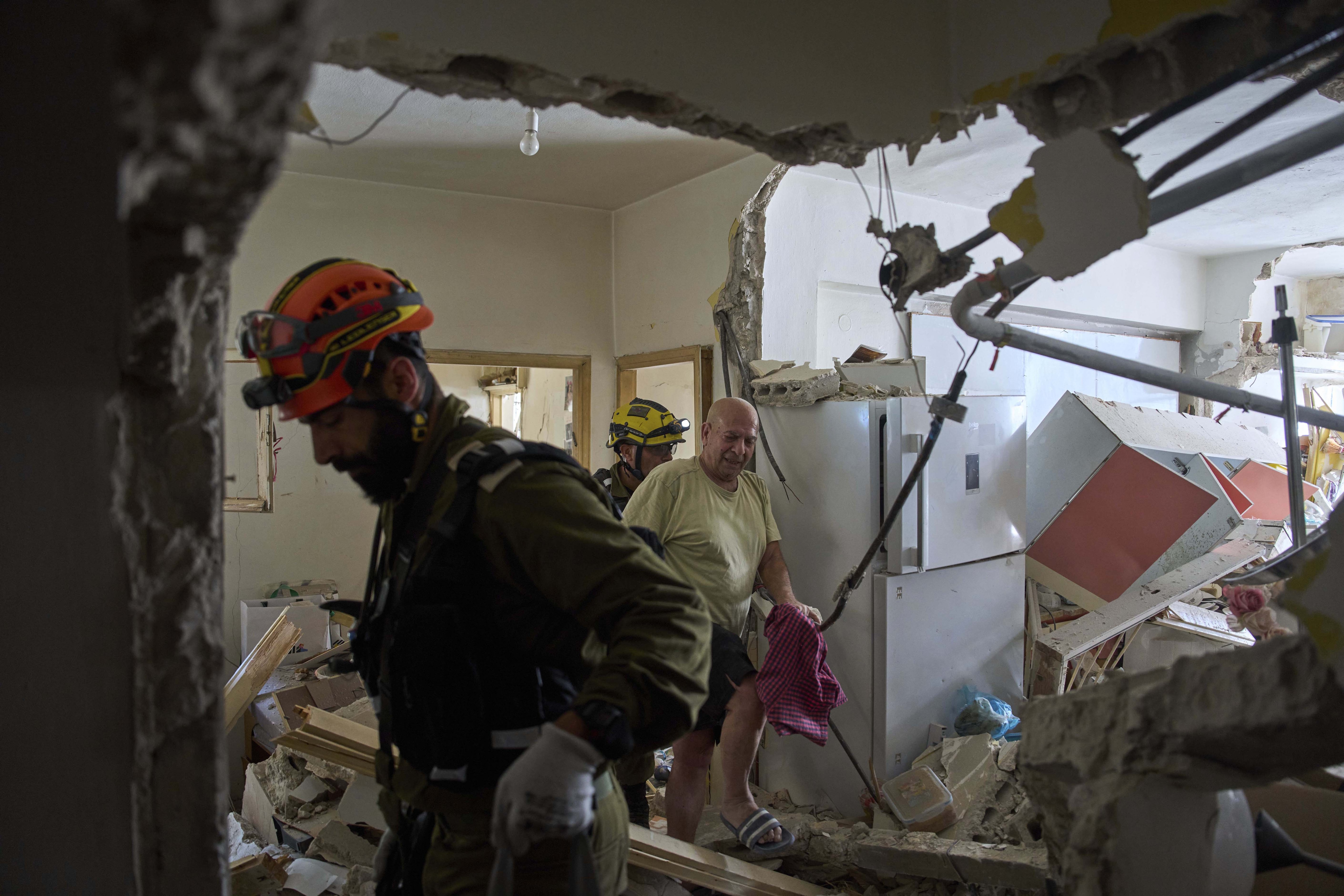 ईरान-इज़राइल संघर्ष के बीच इज़रायल में आम जीवन के लिए जूझते नागरिक