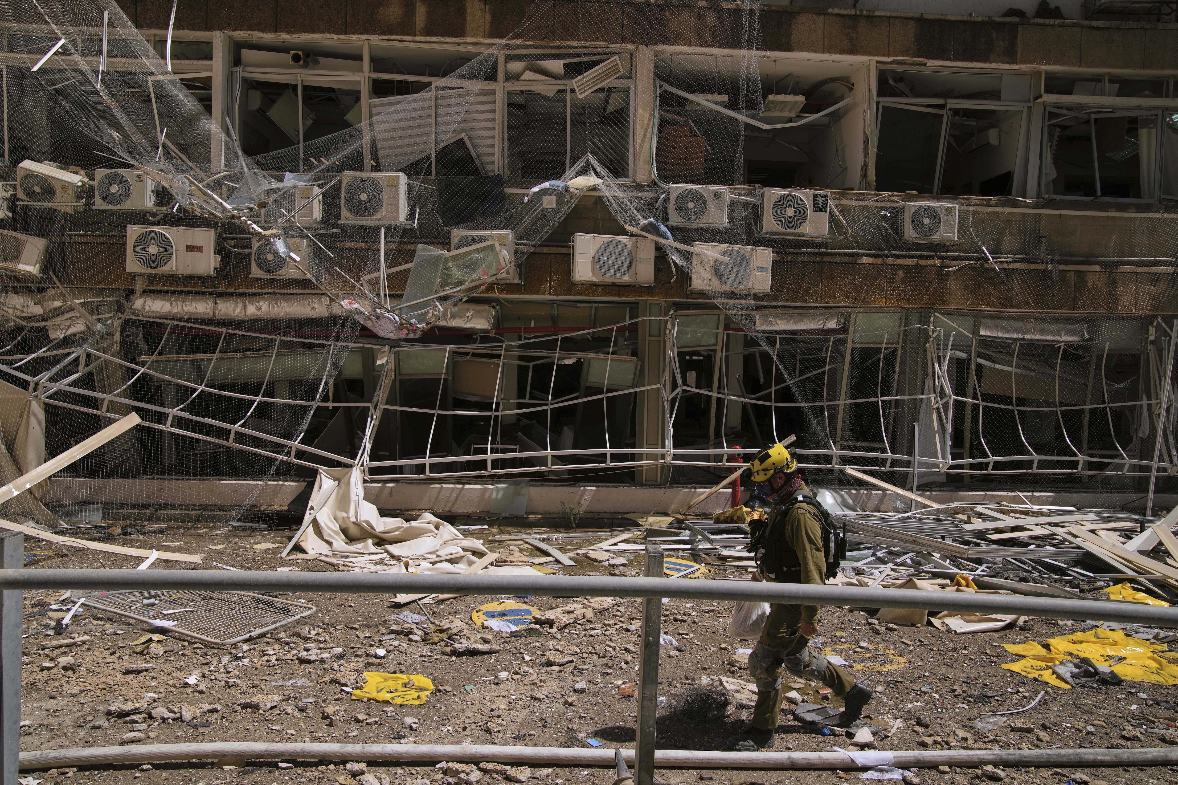 ईरान-इज़राइल संघर्ष के बीच इज़रायल में आम जीवन के लिए जूझते नागरिक