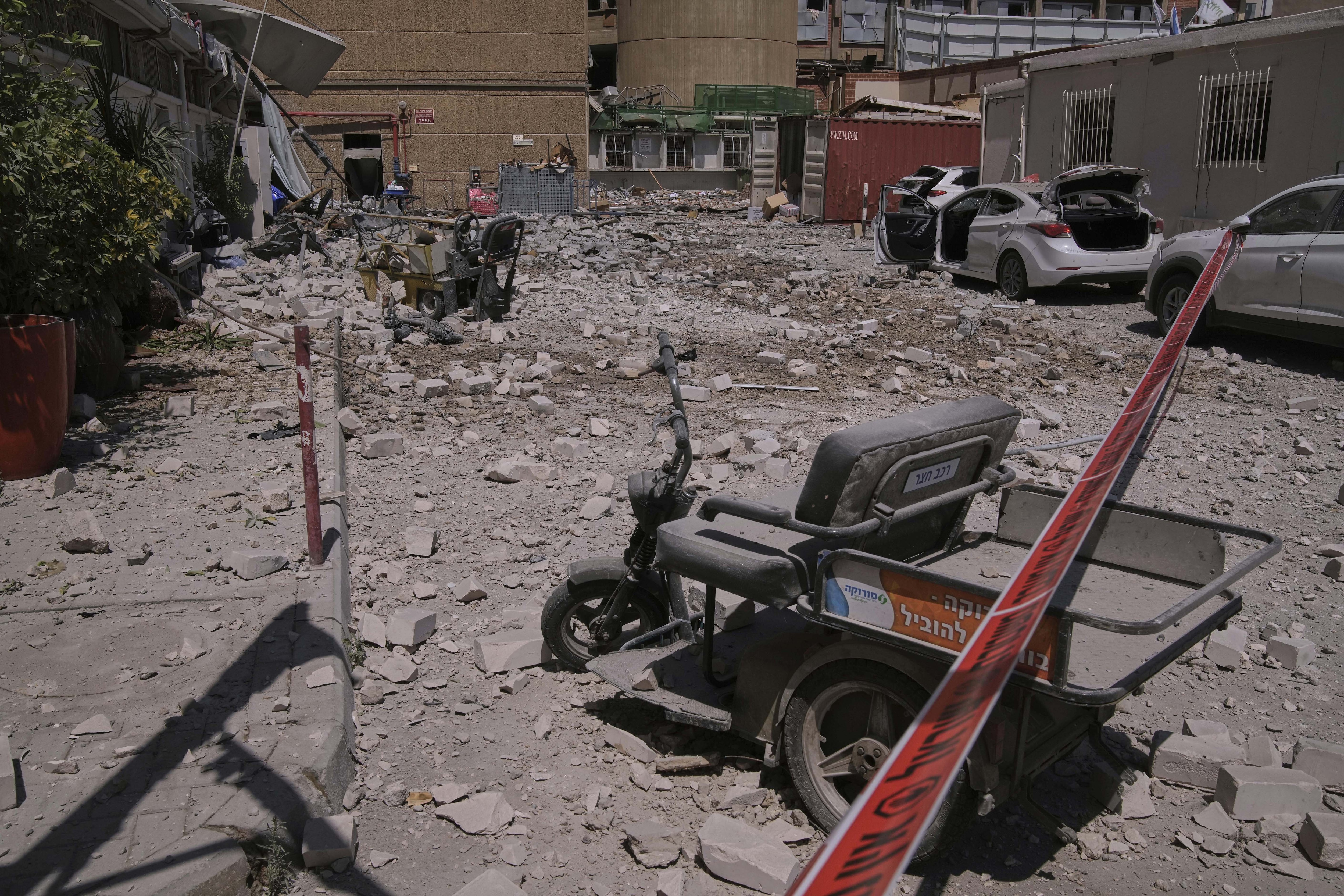 ईरान-इज़राइल संघर्ष के बीच इज़रायल में आम जीवन के लिए जूझते नागरिक