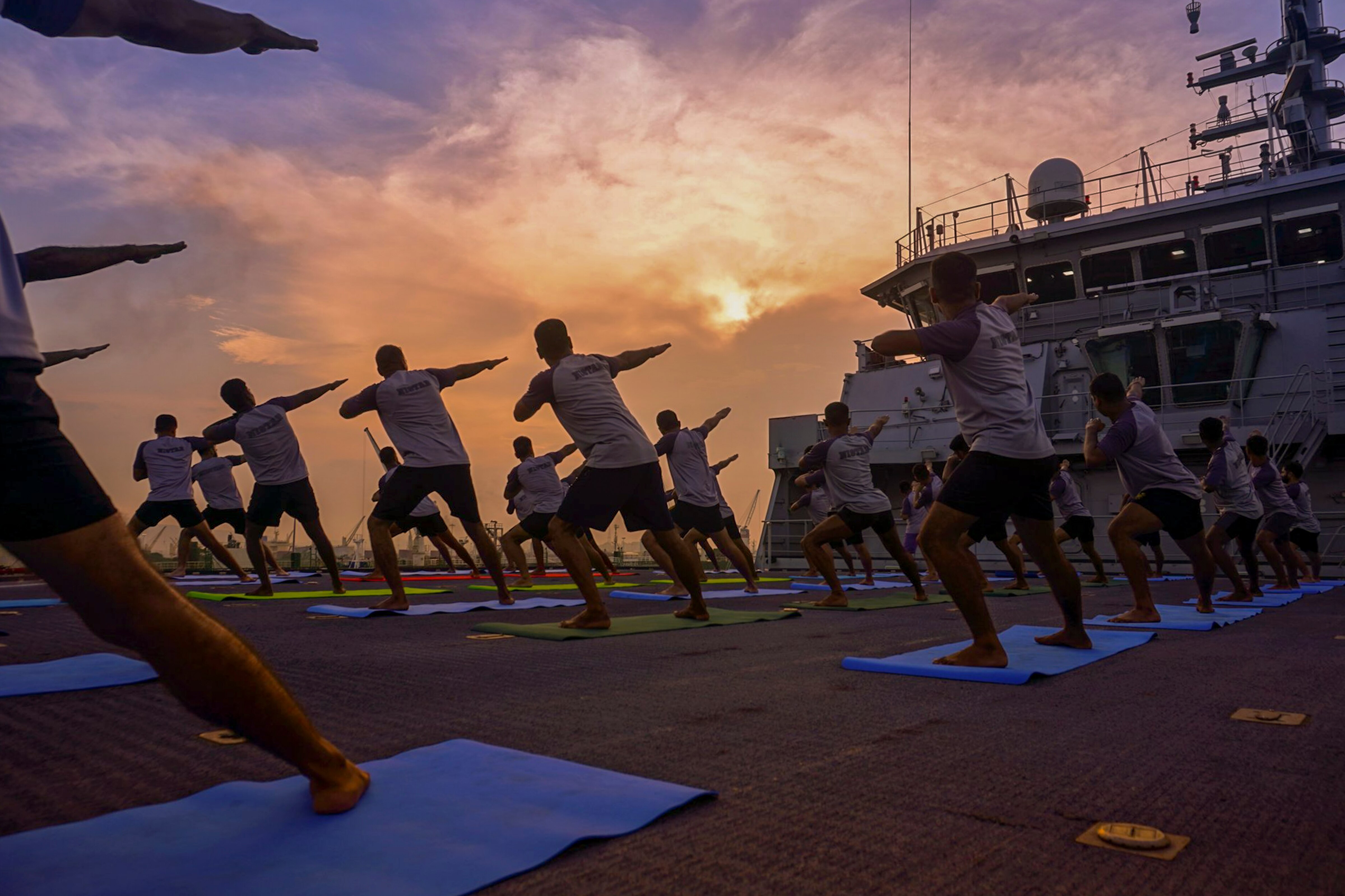 International Yoga Day: अंतर्राष्ट्रीय योग दिवस से पूर्व भारतीय नौसेना के जवान योग सत्र में भाग लेते हुए (PTI)