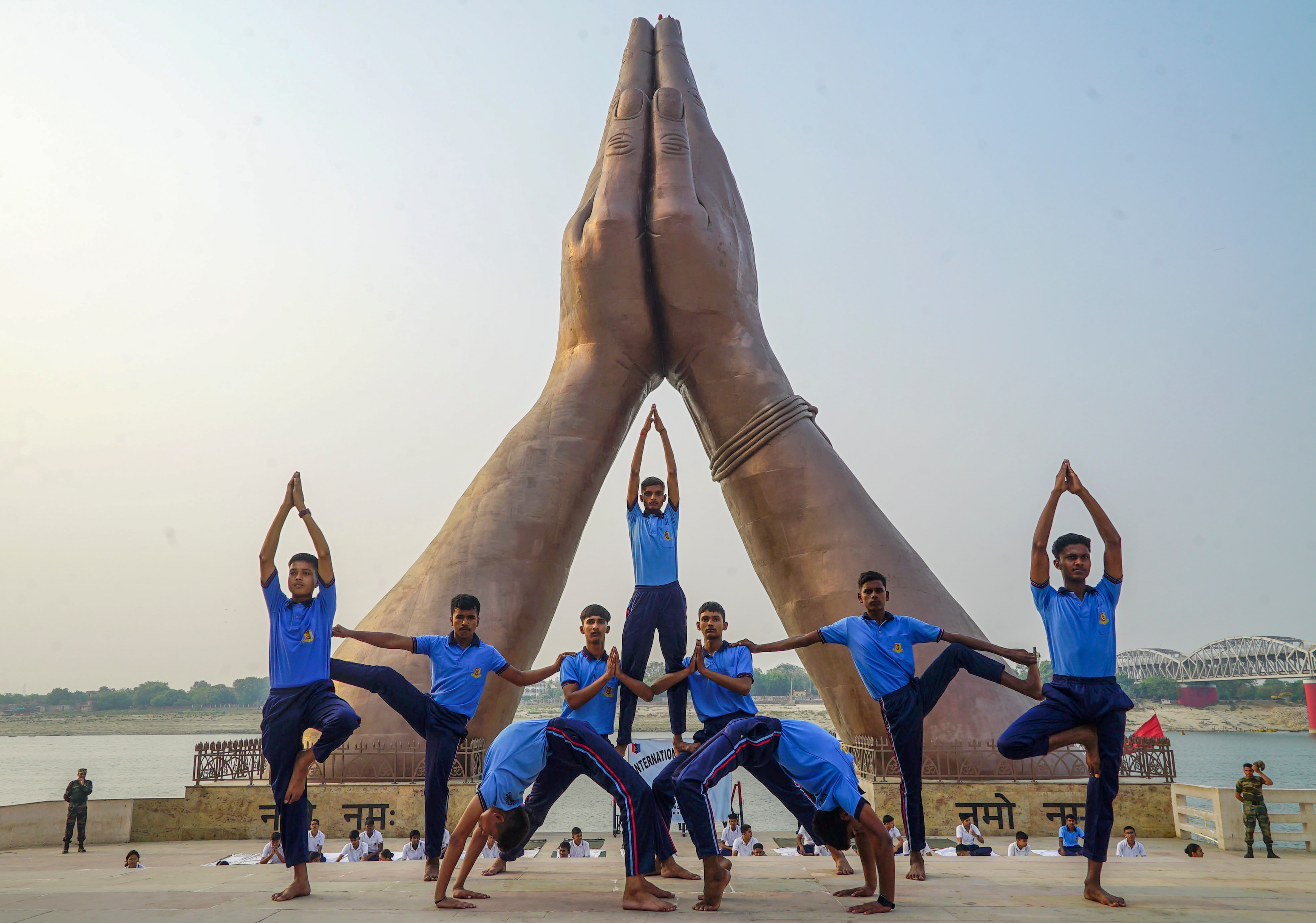 International Yoga Day: वाराणसी के नमो घाट पर आयोजित एक शिविर के दौरान योग करते युवा. (PTI)