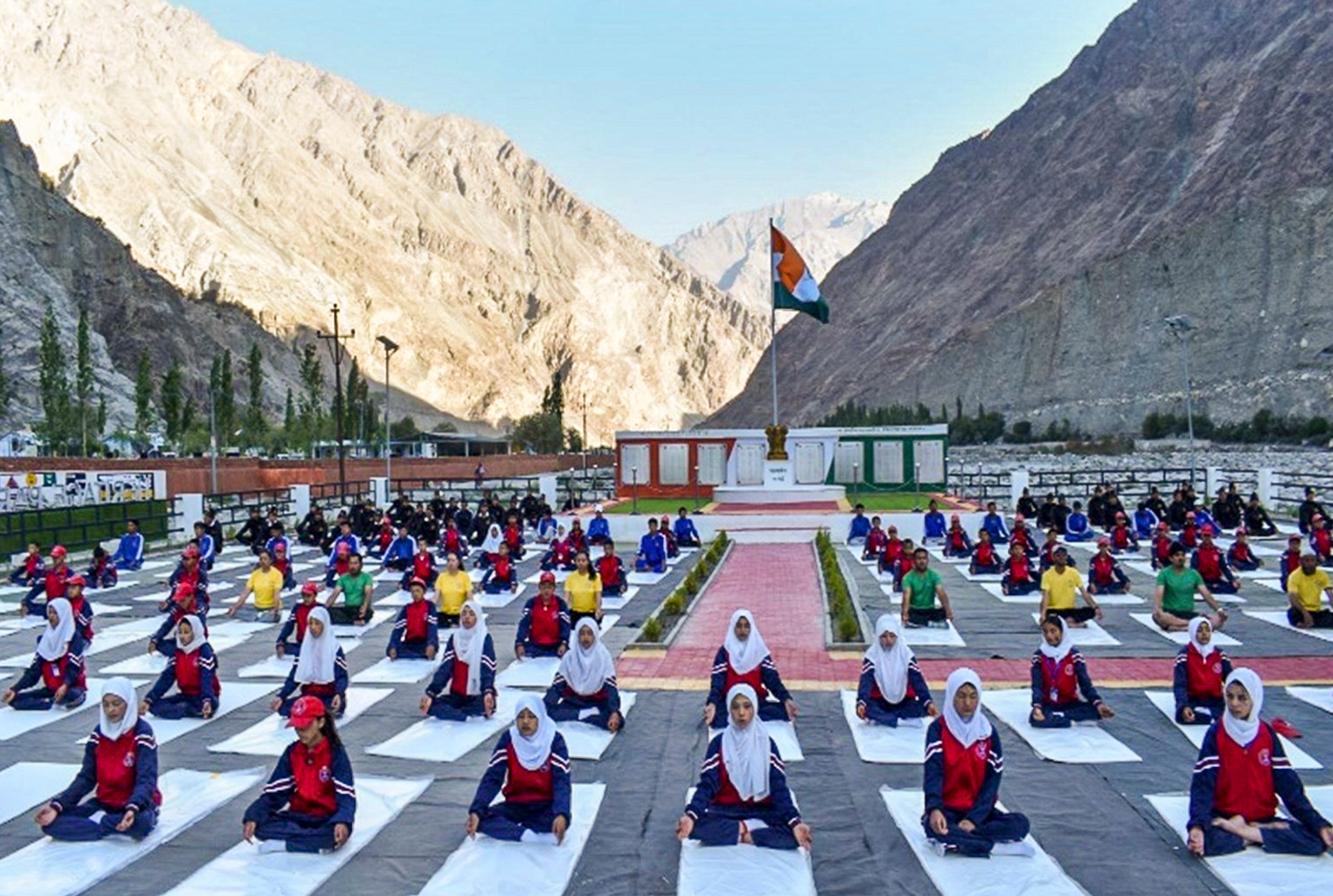 भारतीय सेना के जवान और स्थानीय निवासी लद्दाख में अंतर्राष्ट्रीय योग दिवस 2025 से पहले योग सत्र में भाग लेते हुए. (PTI)