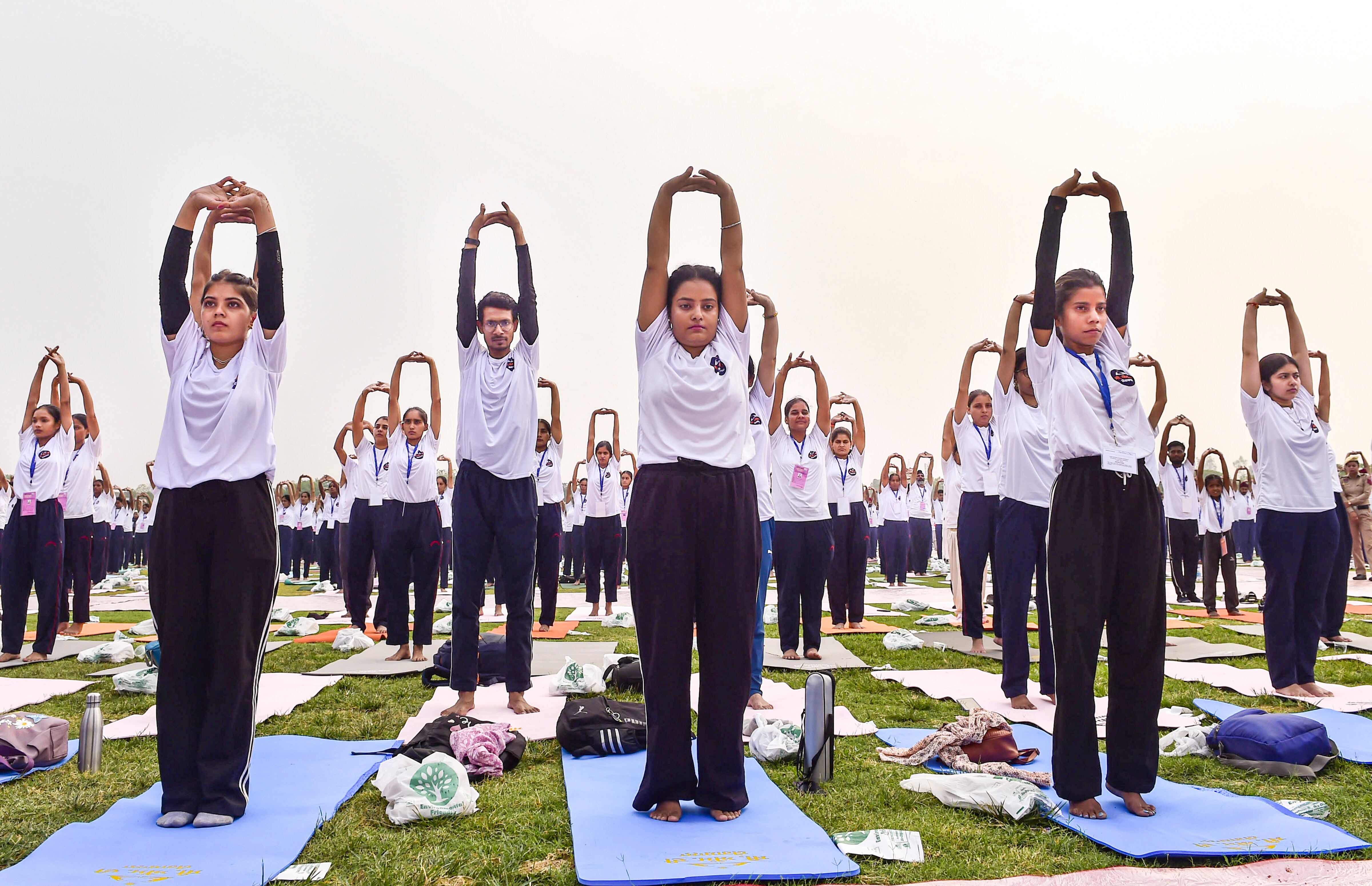 जालंधर में पंजाब सशस्त्र पुलिस (पीएपी) परिसर में अंतर्राष्ट्रीय योग दिवस से पहले योग सत्र में भाग लेते लोग. (PTI)