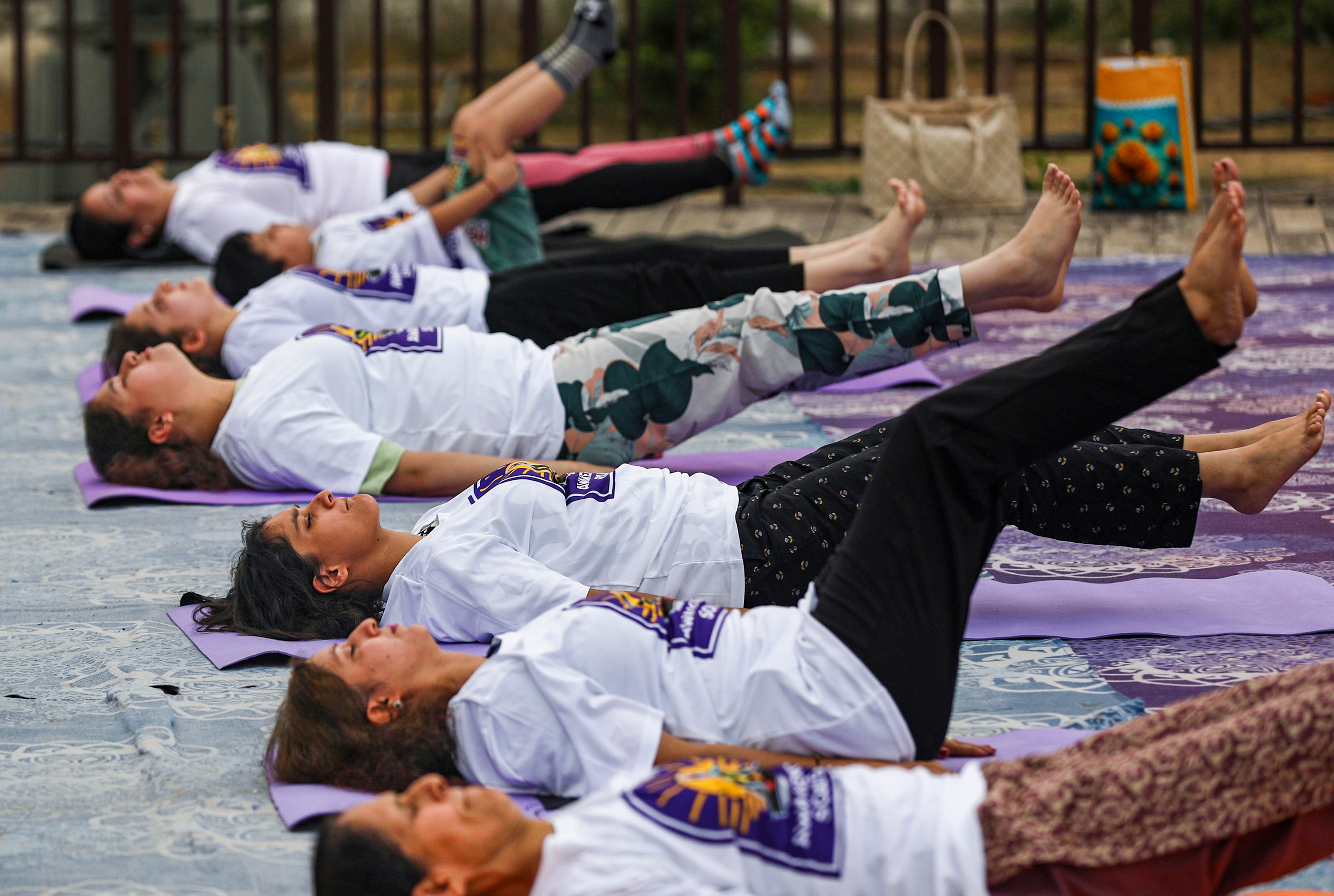 International Yoga Day: 'अवेकनिंग सोल्स' समूह द्वारा आयोजित योग सत्र में भाग लेते हुए लोग (PTI)