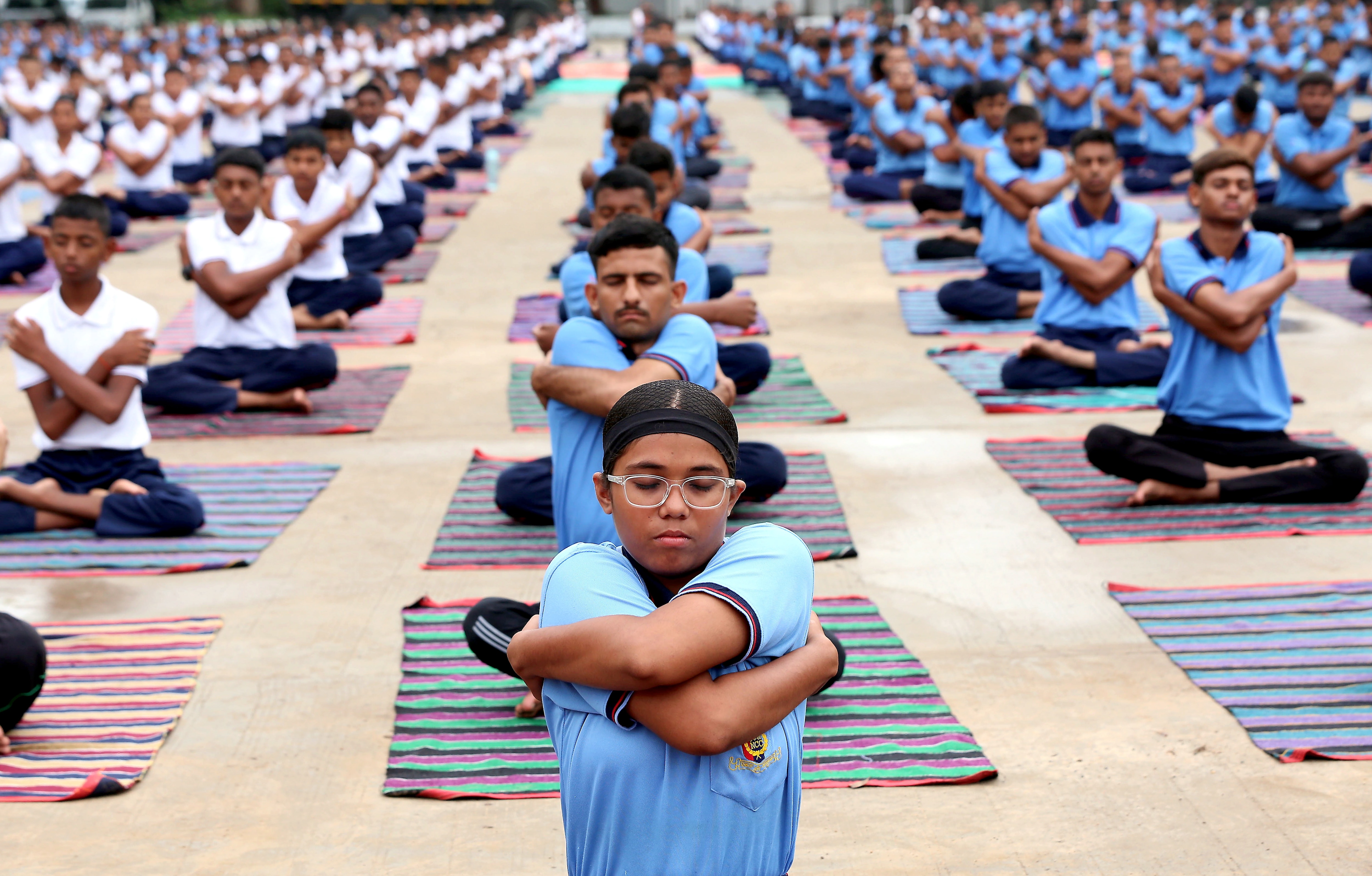 एनसीसी के कैडेट अहमदाबाद के मुख्यालय में हो रहा योग का अभ्यास (PTI)