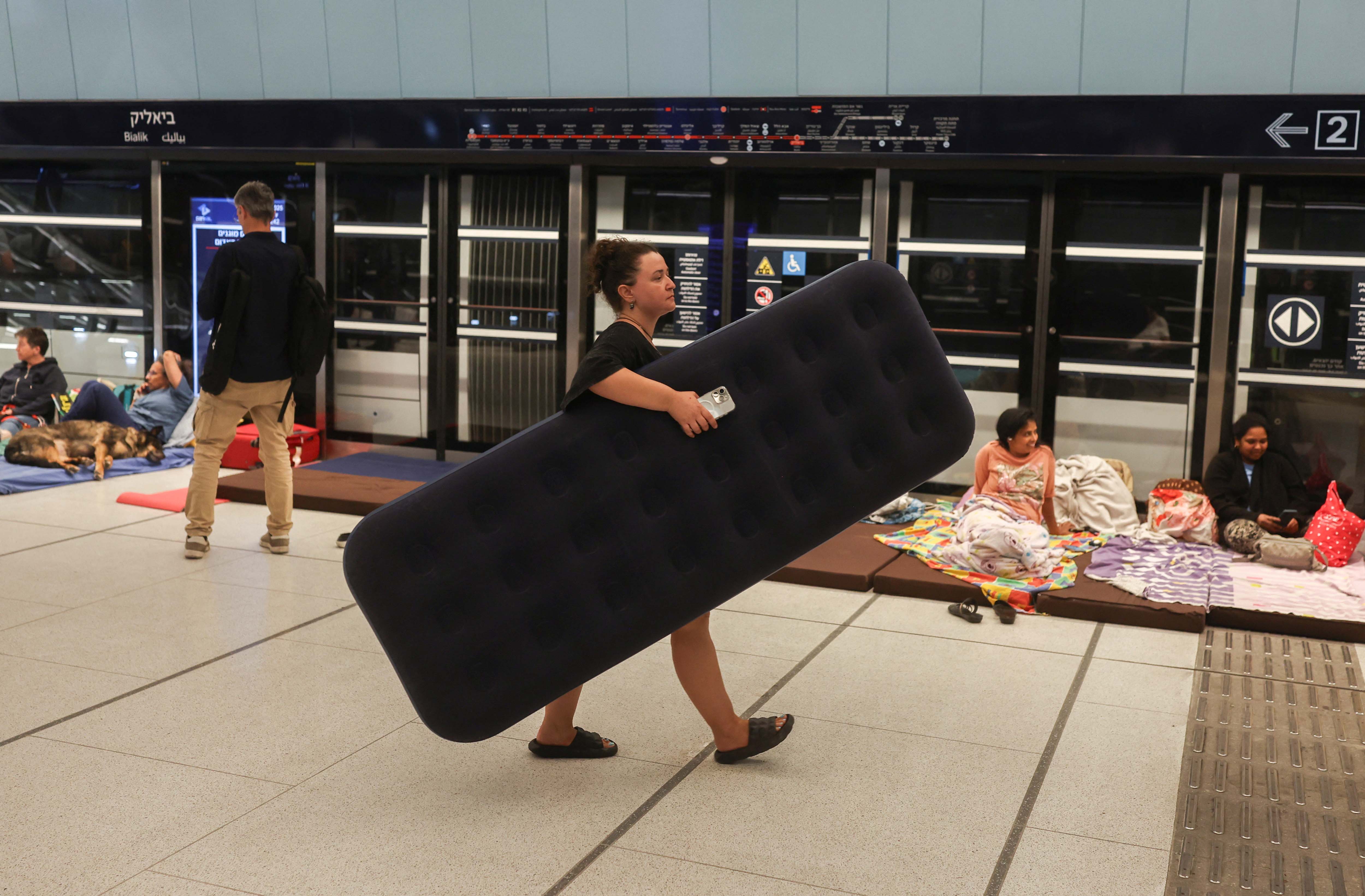 इज़रायल में आम जीवन के लिए जूझ रहे नागरिक