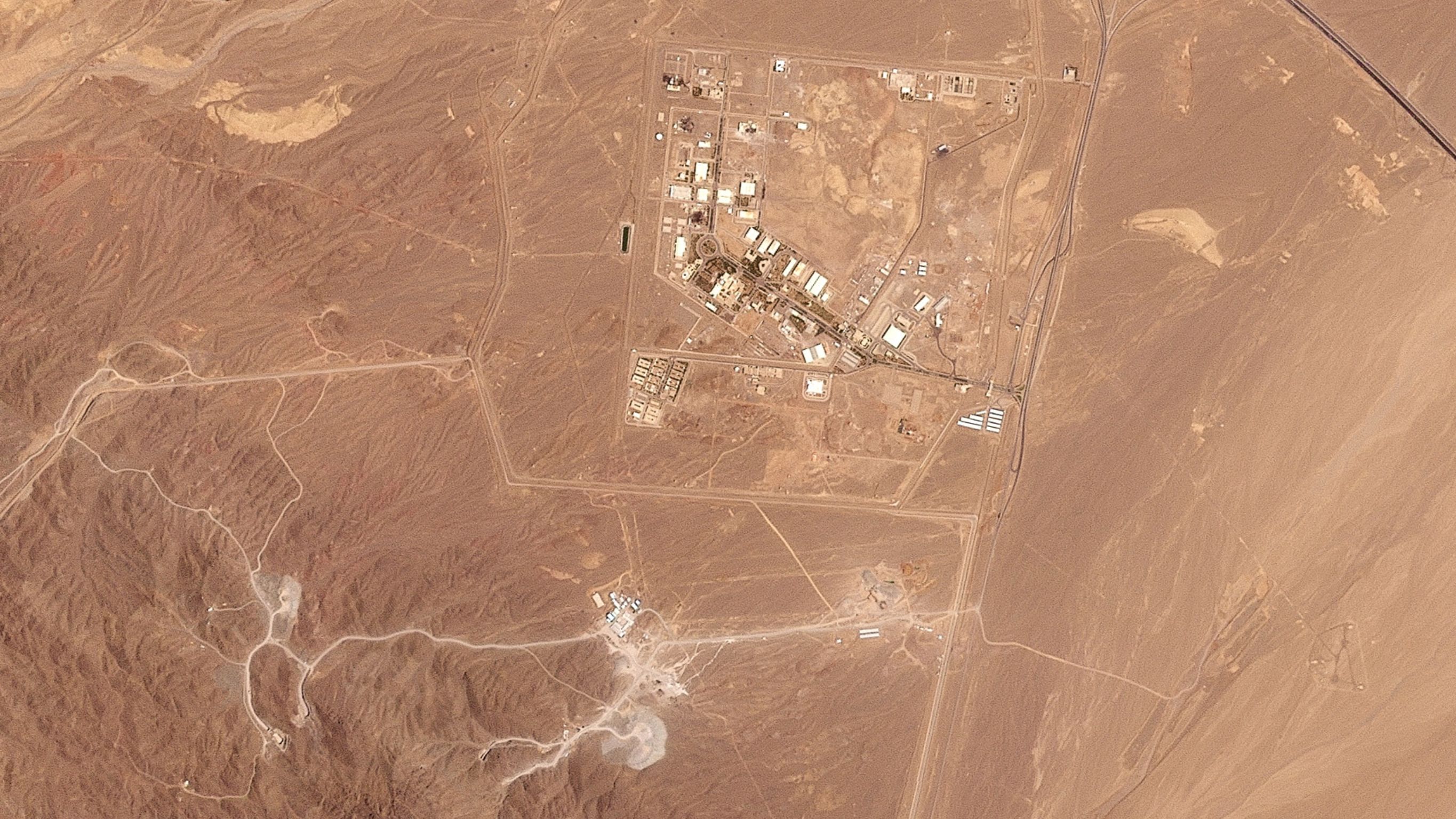 परमाणु प्लांट, एयरपोर्ट, गैस फील्ड, मिलिट्री अड्डे... तस्वीरों में देखें ईरान-इजरायल में हुई तबाही