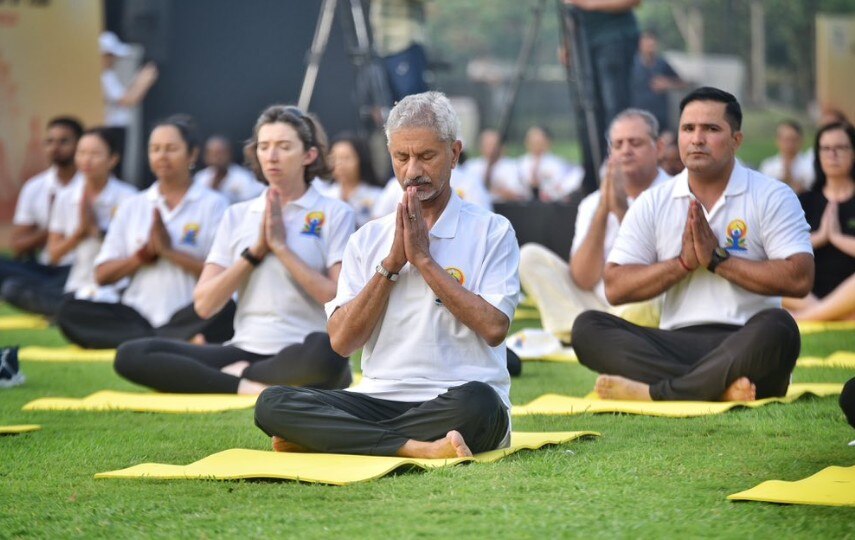 विशाखापट्टनम से विश्व तक योग का संदेश, पीएम मोदी की योगा फोटोज वायरल