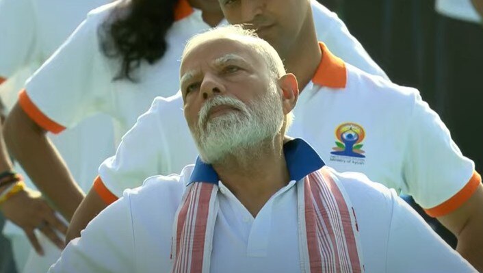 विशाखापट्टनम से विश्व तक योग का संदेश, पीएम मोदी की योगा फोटोज वायरल