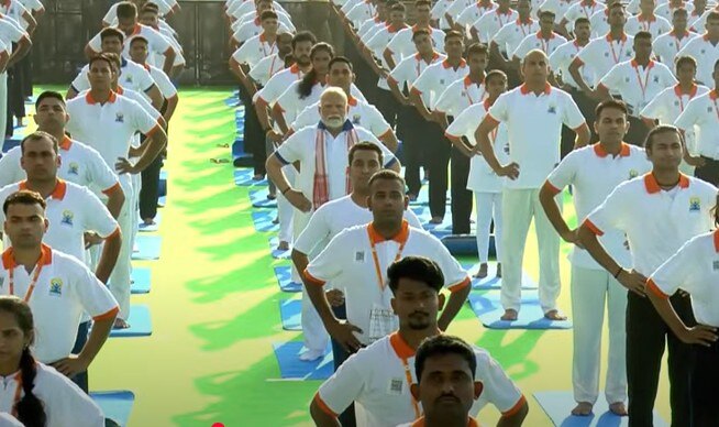 विशाखापट्टनम से विश्व तक योग का संदेश, पीएम मोदी की योगा फोटोज वायरल