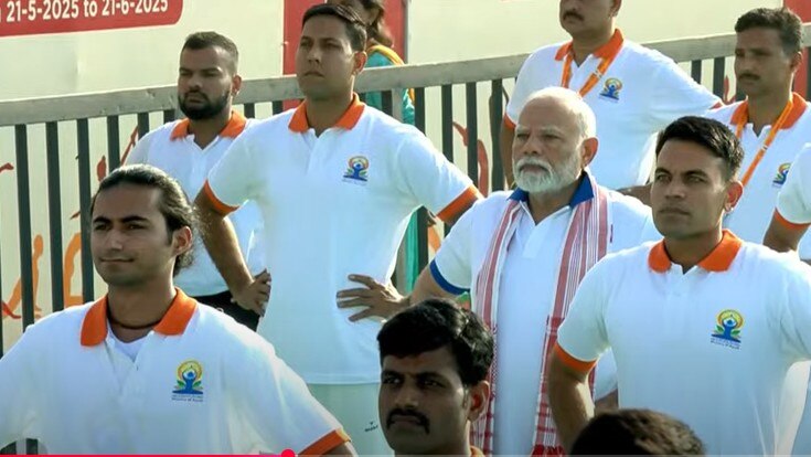 विशाखापट्टनम से विश्व तक योग का संदेश, पीएम मोदी की योगा फोटोज वायरल